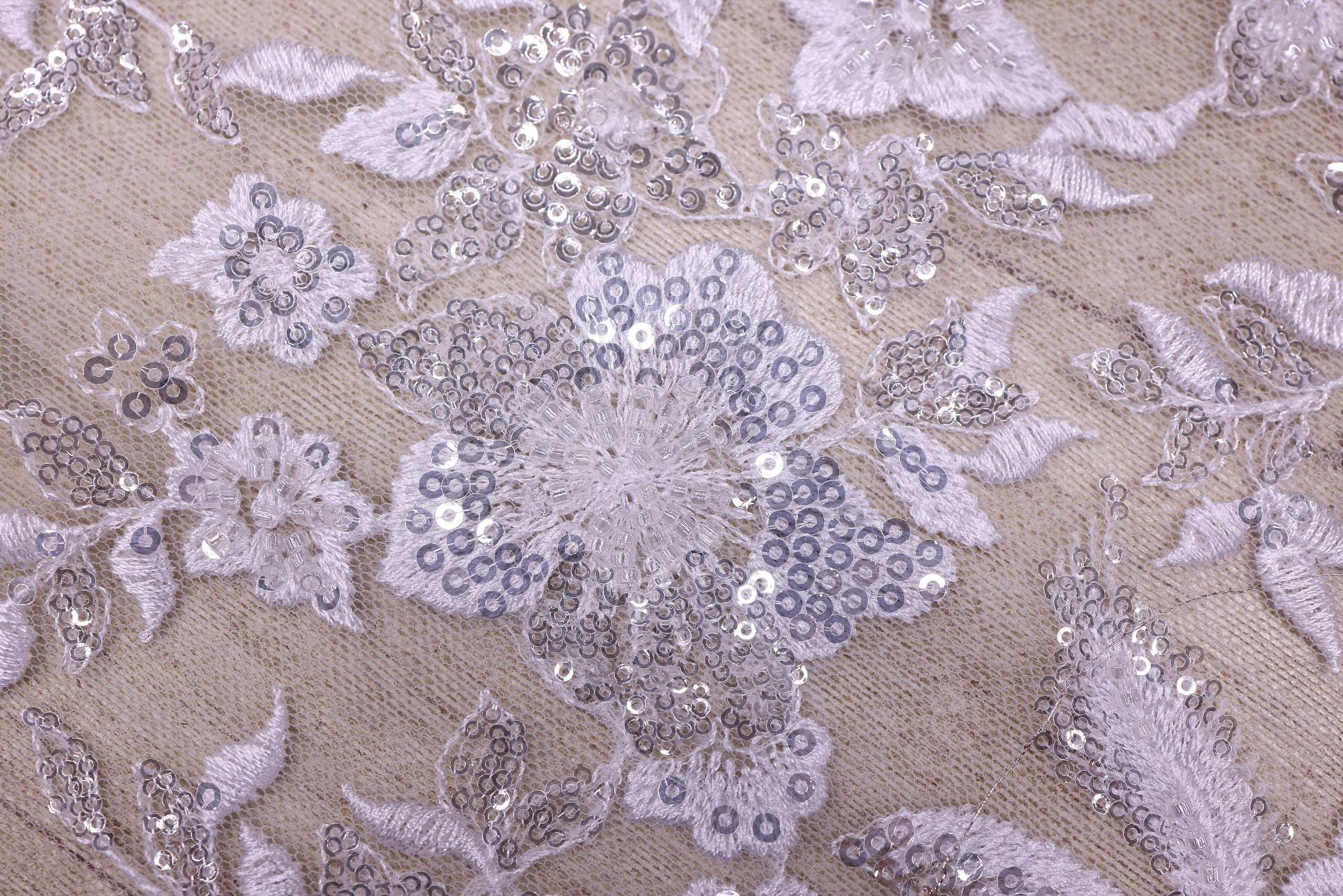 Broderie de lux tip dantela cu flori 3D si cristale cusute manual  C25 - Alb