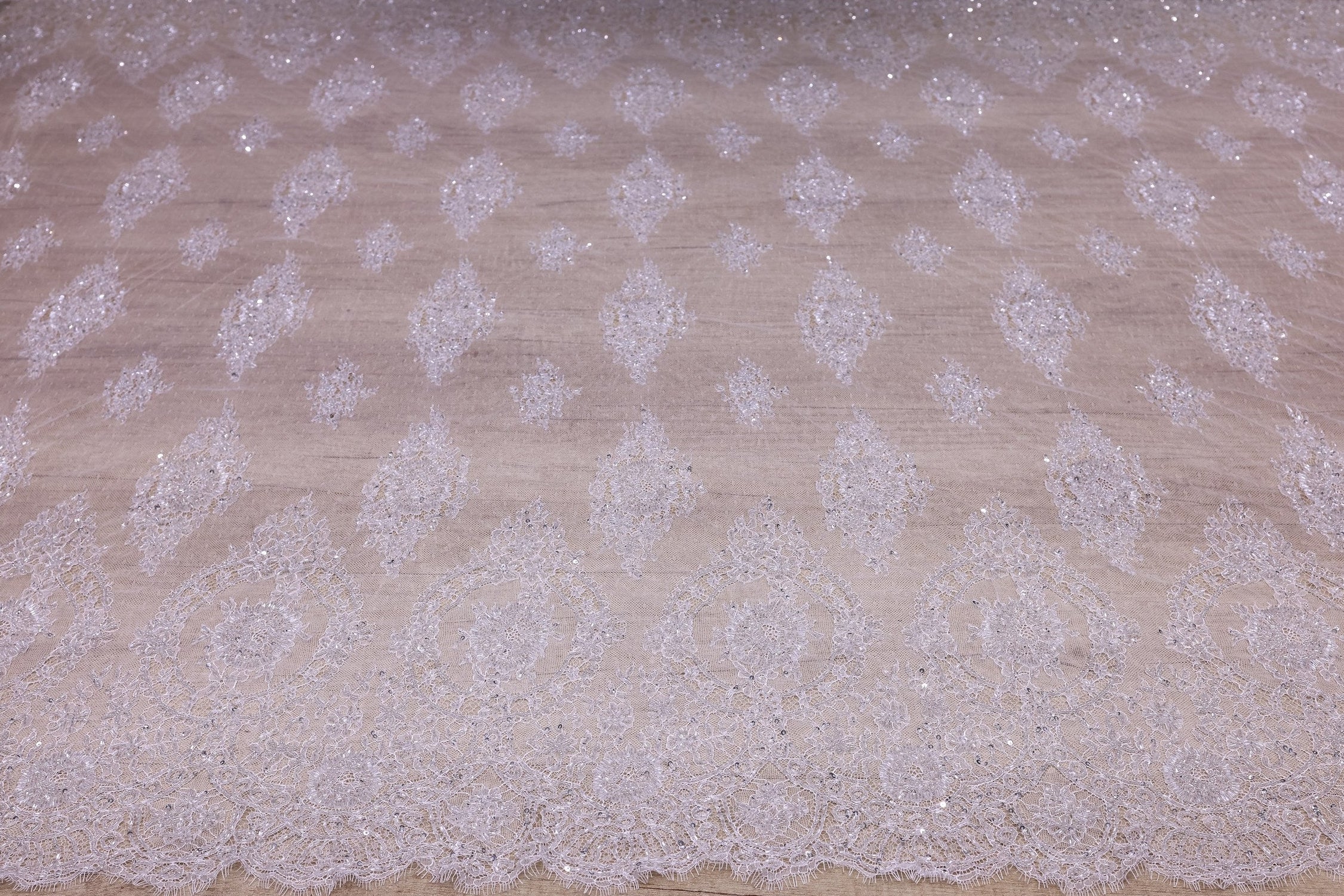 Dantelă Chantilly accesorizată manual în India D12 - Alb