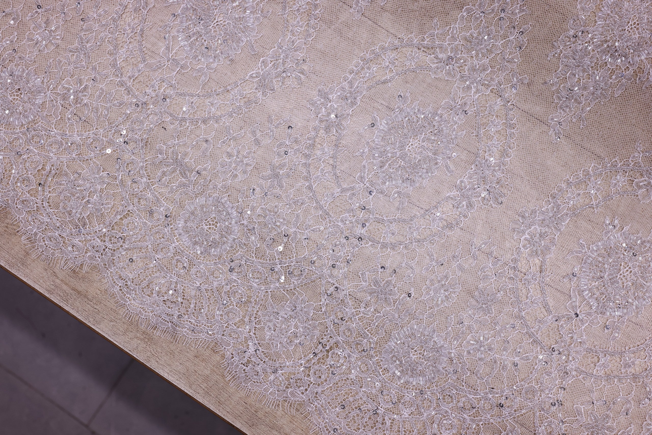 Dantelă Chantilly accesorizată manual în India D12 - Alb