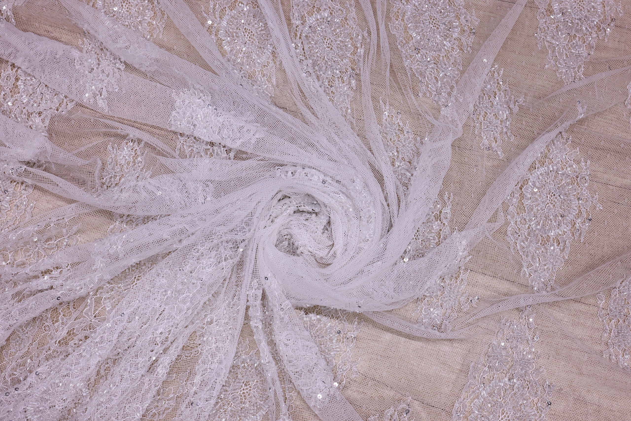 Dantelă Chantilly accesorizată manual în India D13 - Alb