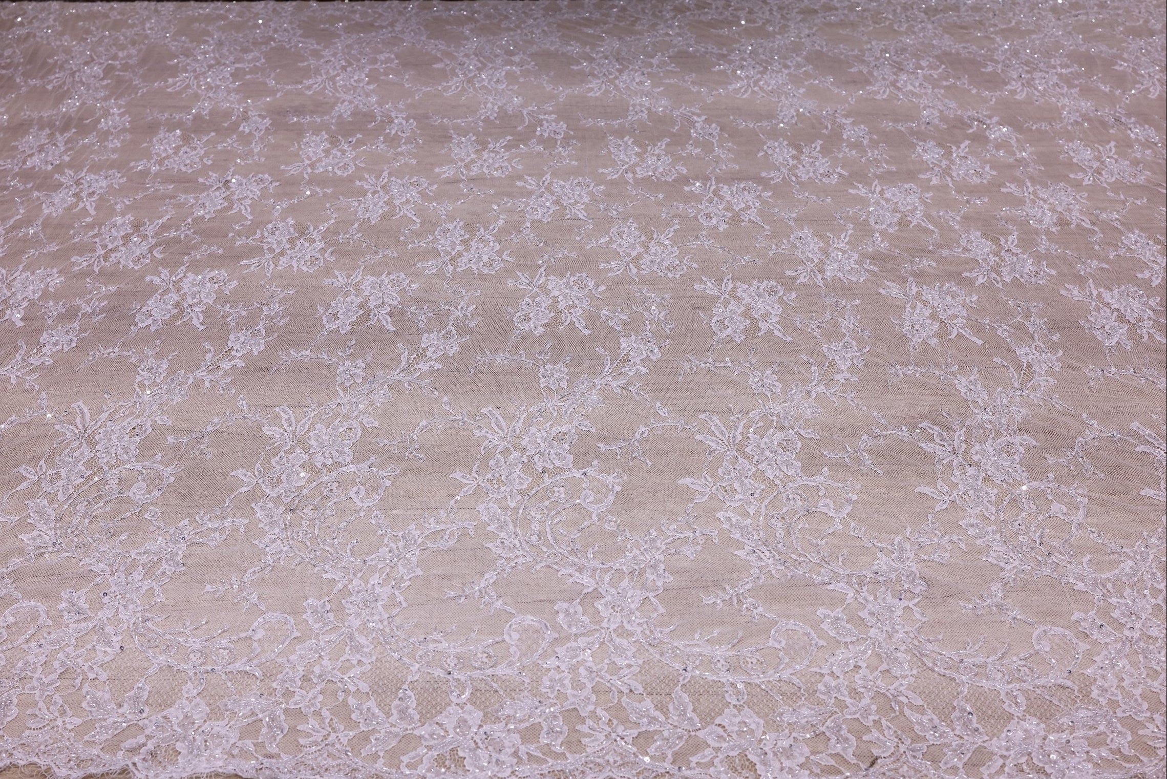 Dantelă Chantilly accesorizată manual în India D13 - Alb