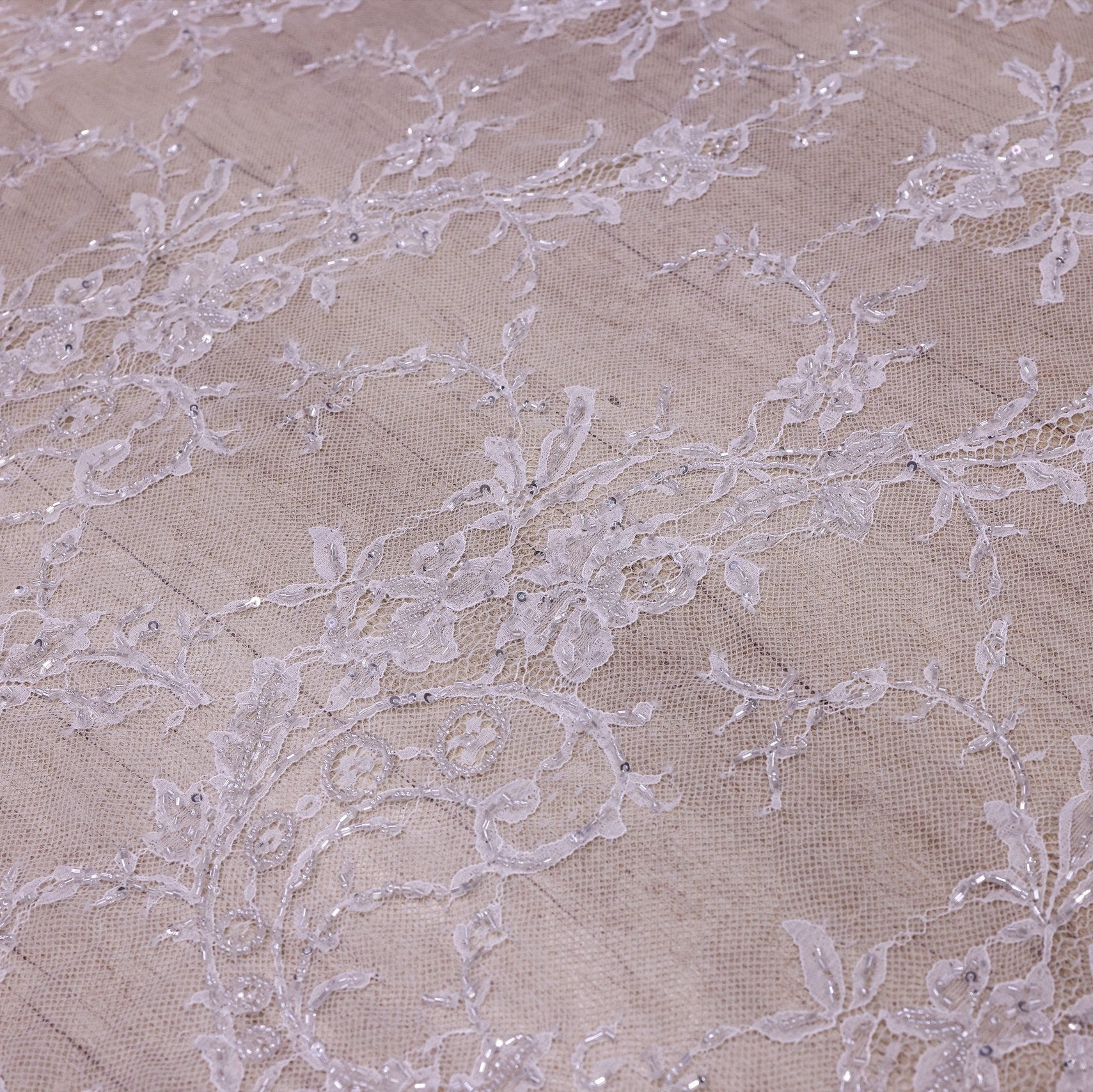 Dantelă Chantilly accesorizată manual în India D13 - Alb