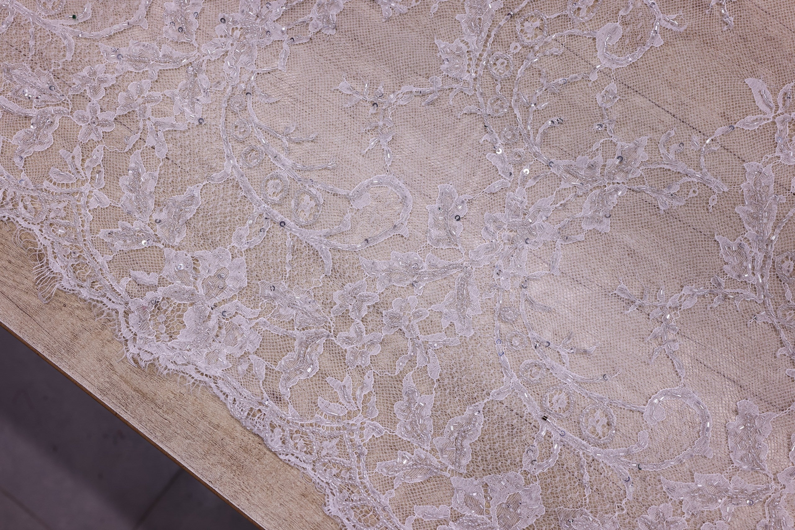 Dantelă Chantilly accesorizată manual în India D13 - Alb