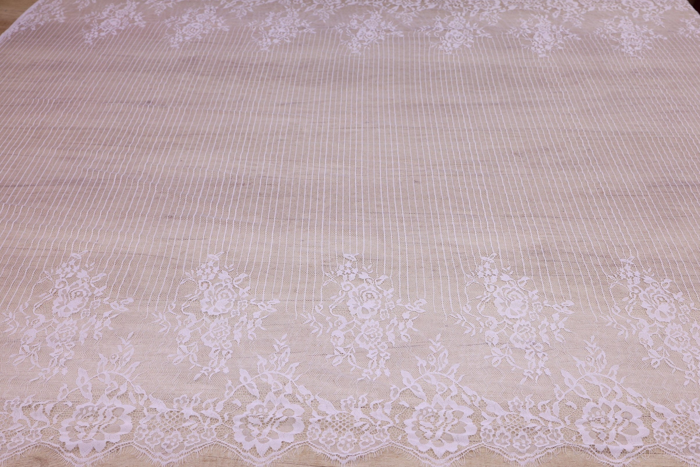 Dantela Chantilly Alb - 113