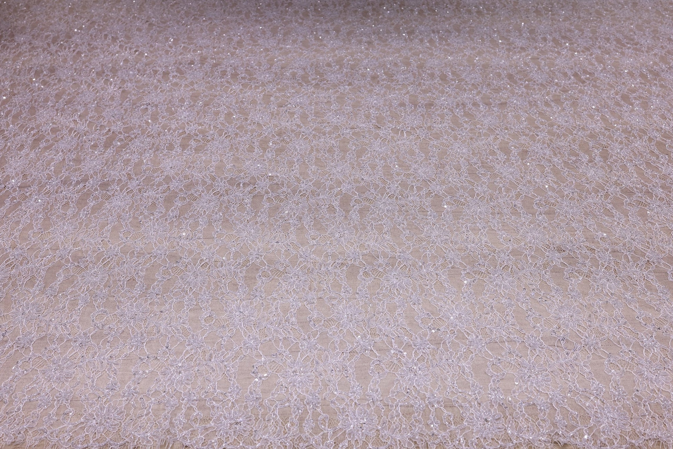 Dantelă Chantilly accesorizată manual în India D14 - Alb