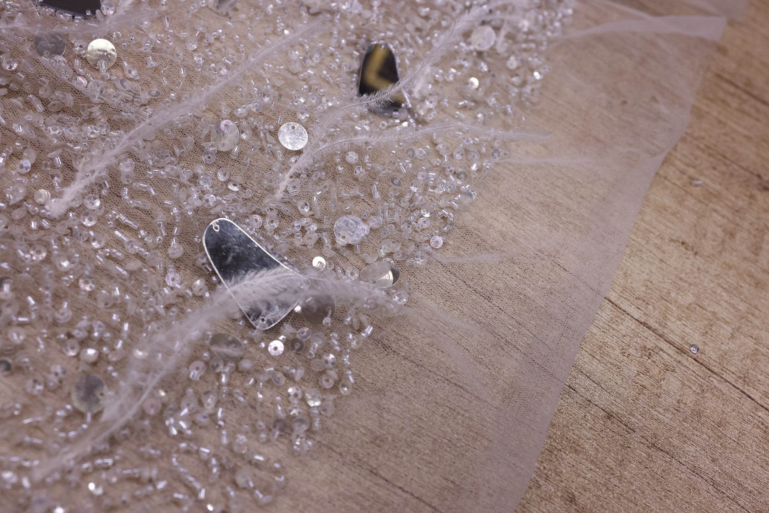 Broderie de lux tip dantela cu pene, paiete si margele  C32 - Argintiu