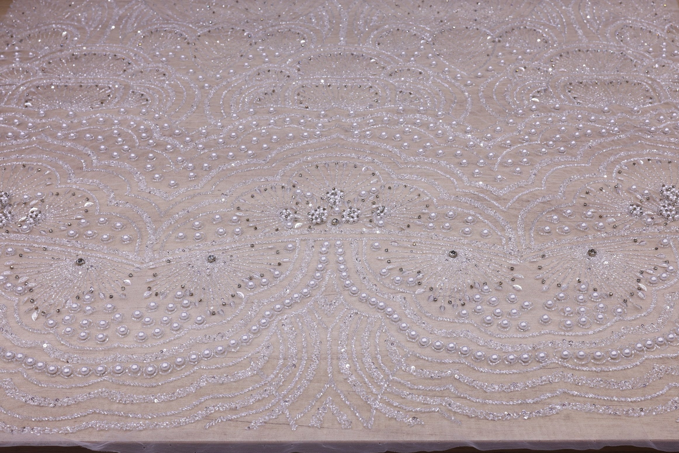 Broderie de lux tip dantela cu cristale, perle, margele si perle  C33 - Argintiu