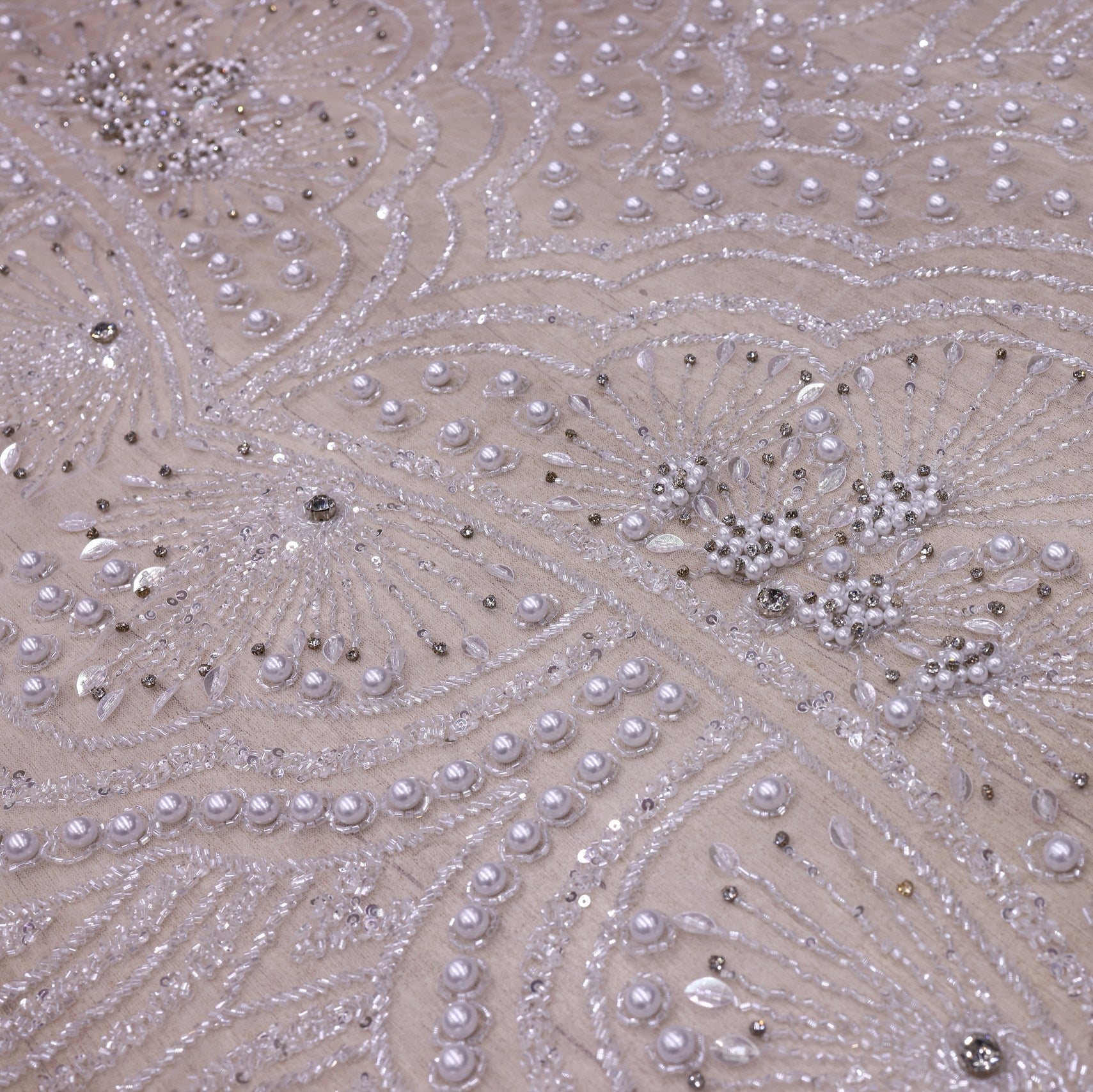Broderie de lux tip dantela cu cristale, perle, margele si perle  C33 - Argintiu