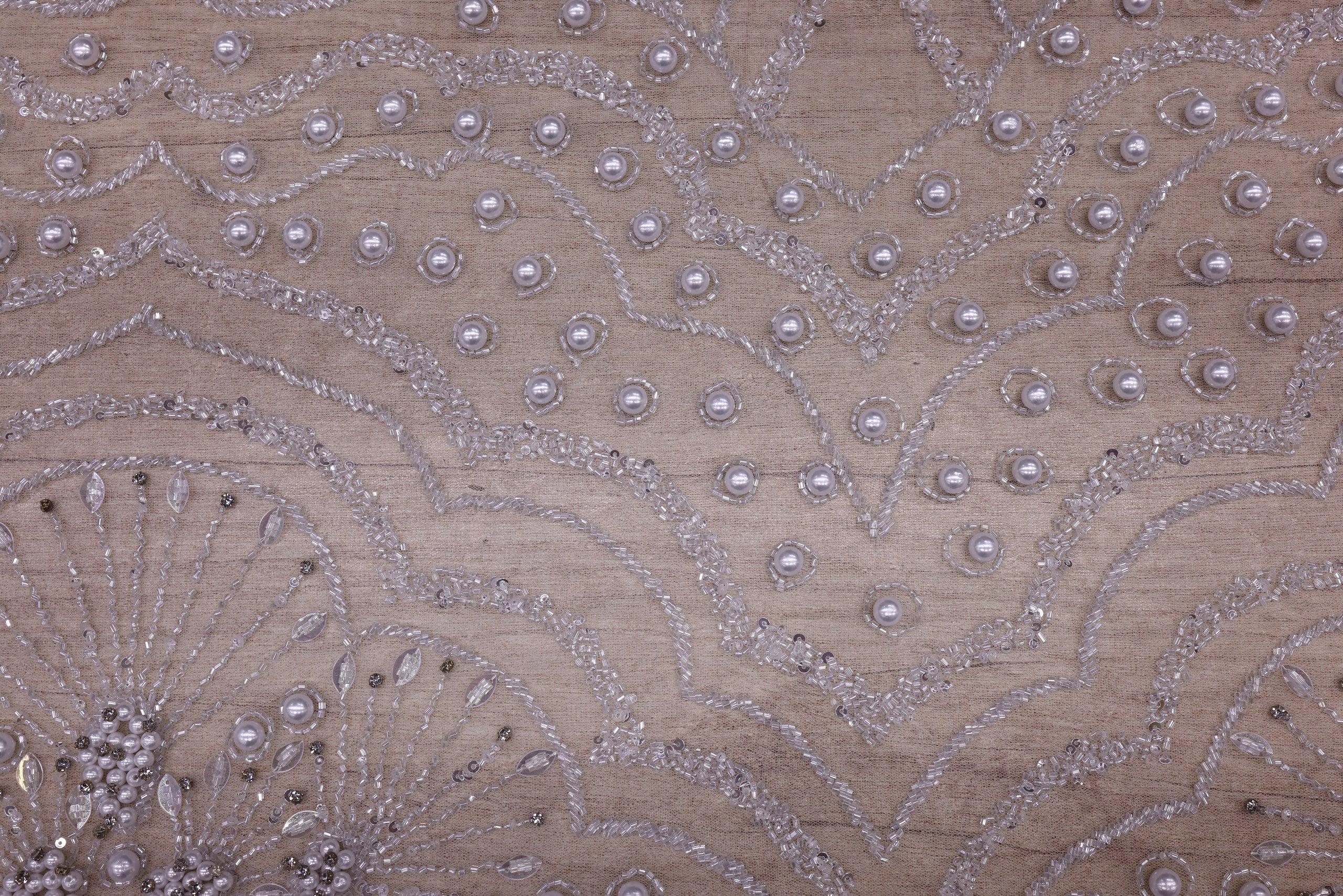 Broderie de lux tip dantela cu cristale, perle, margele si perle  C33 - Argintiu