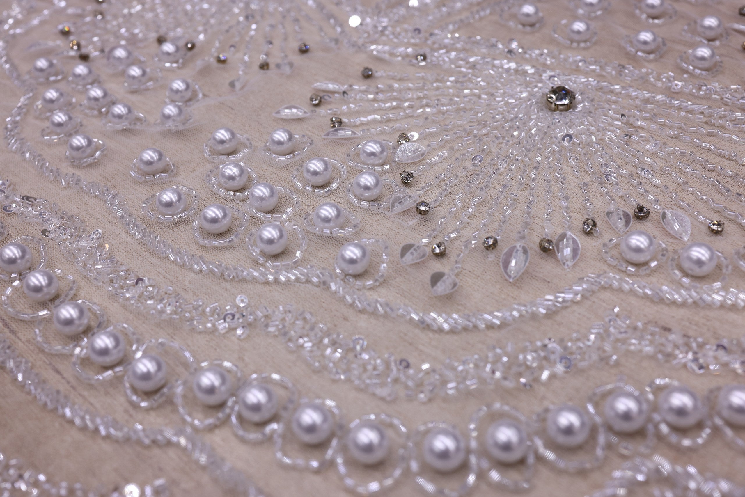 Broderie de lux tip dantela cu cristale, perle, margele si perle  C33 - Argintiu