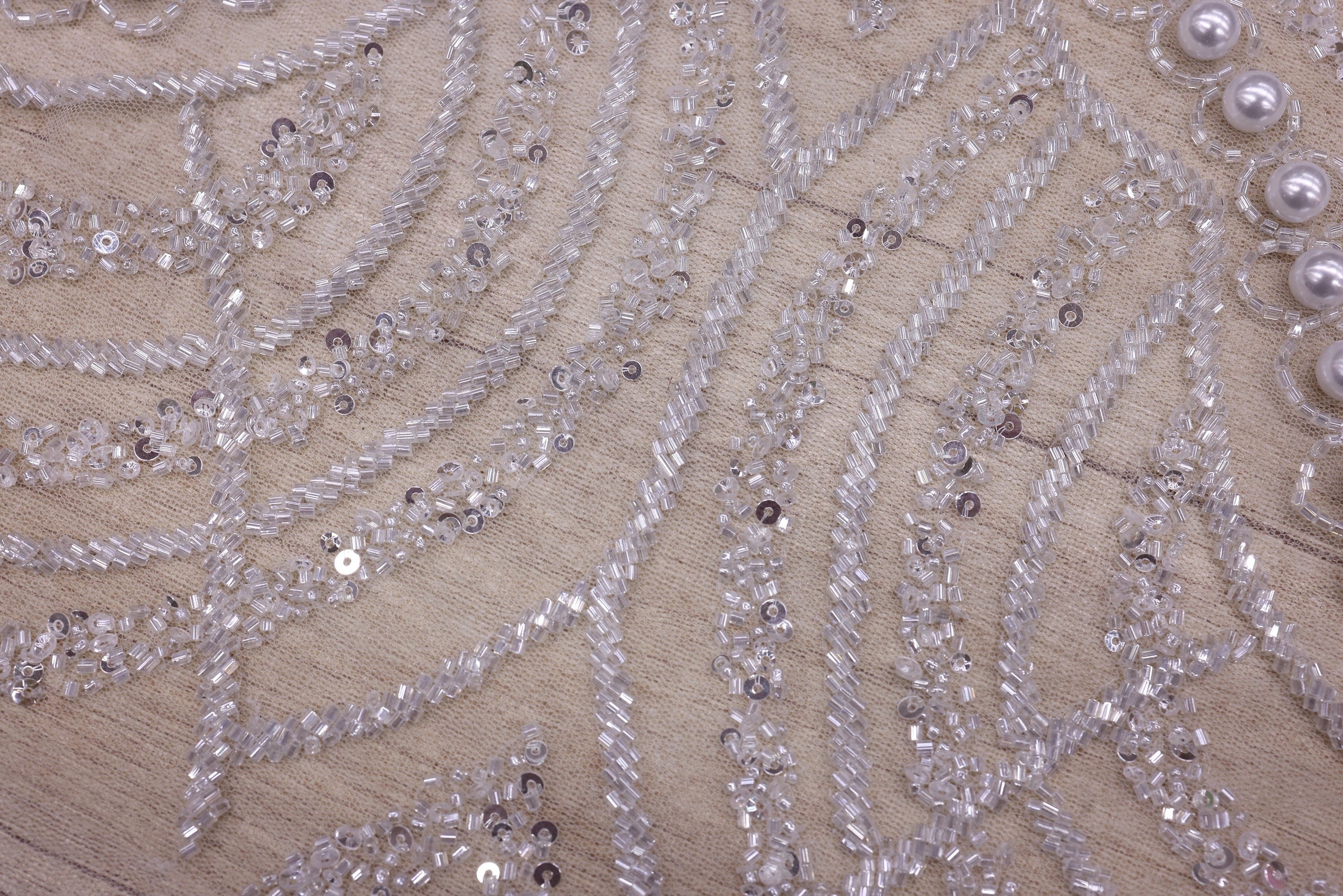 Broderie de lux tip dantela cu cristale, perle, margele si perle  C33 - Argintiu