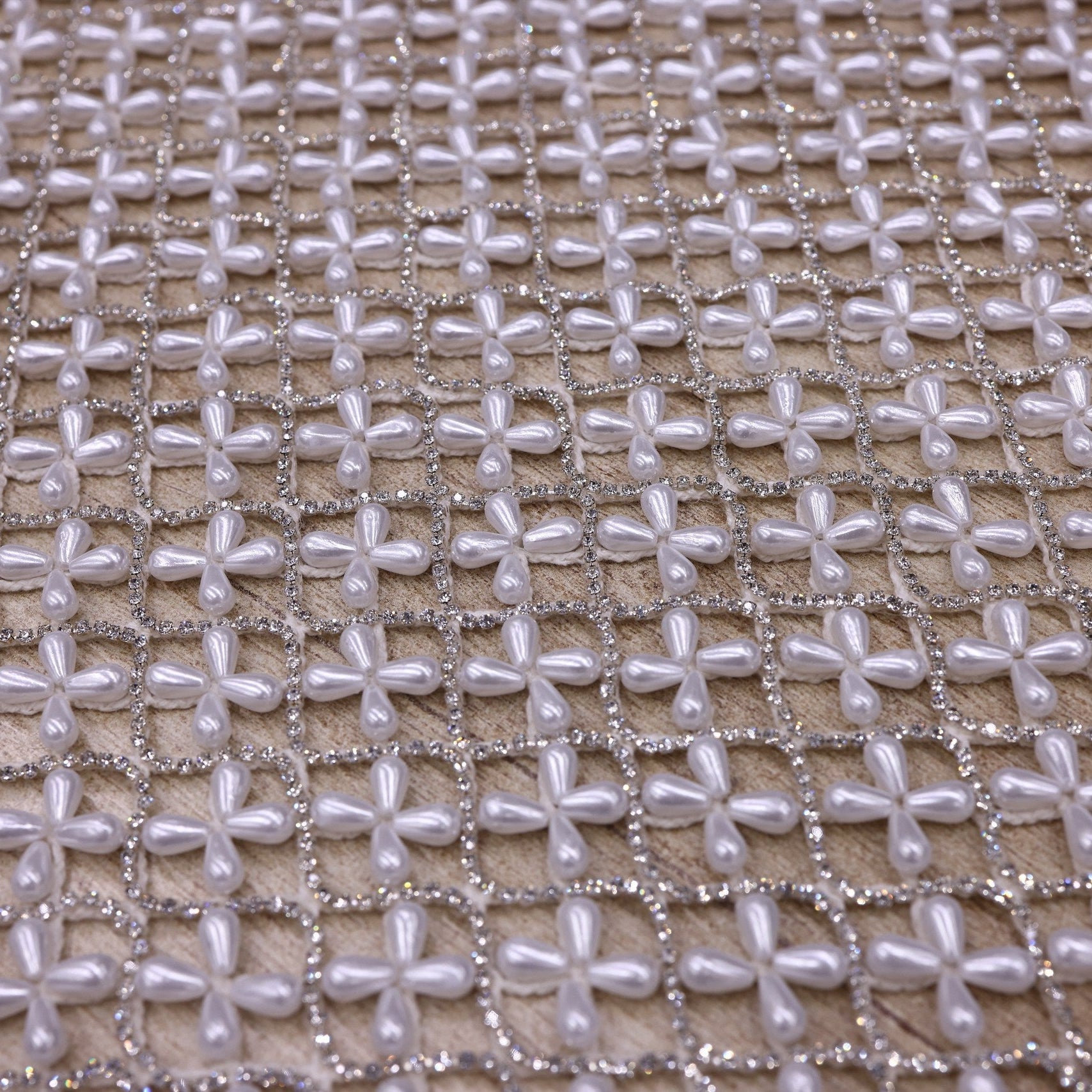 Broderie de lux tip plasa cu perle si pietre pretioase C35 - Alb