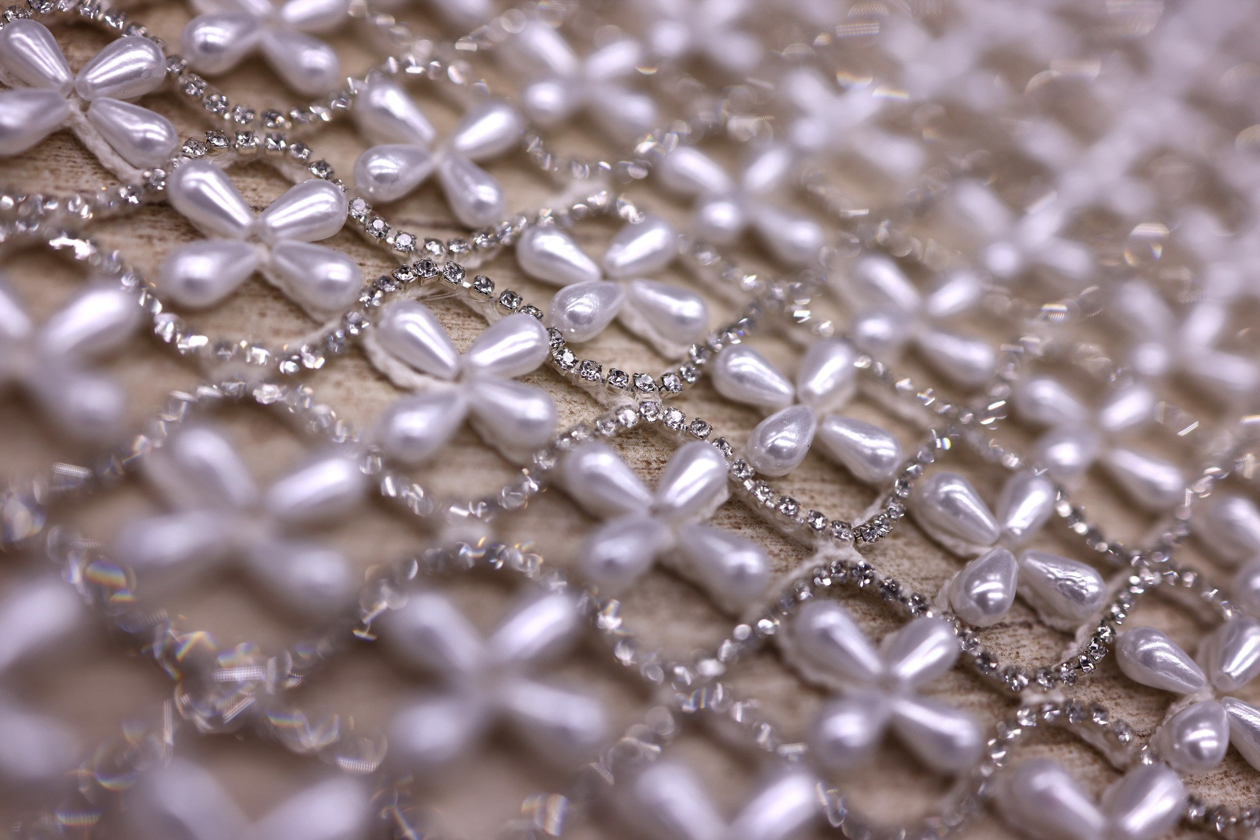 Broderie de lux tip plasa cu perle si pietre pretioase C35 - Alb
