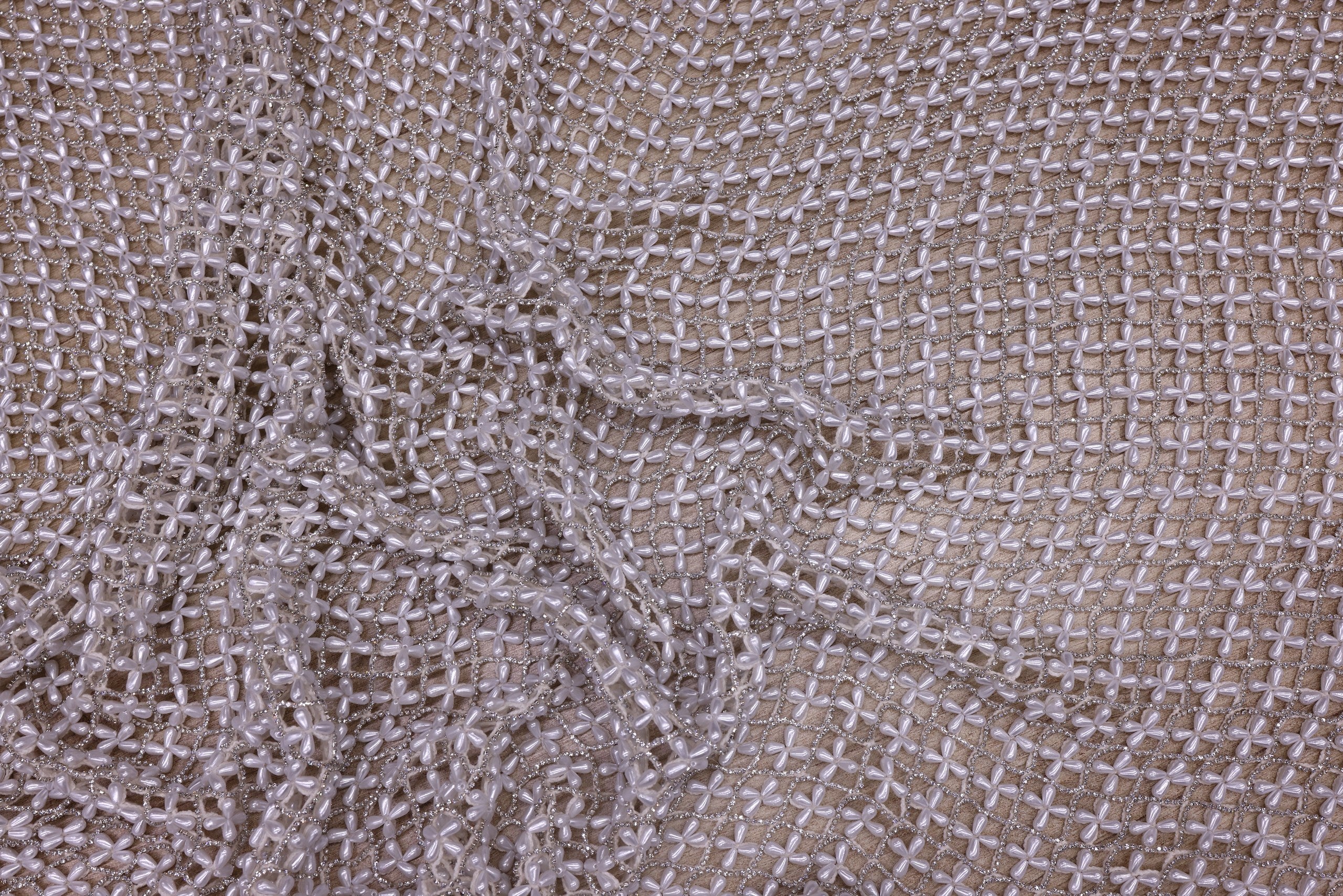 Broderie de lux tip plasa cu perle si pietre pretioase C35 - Alb