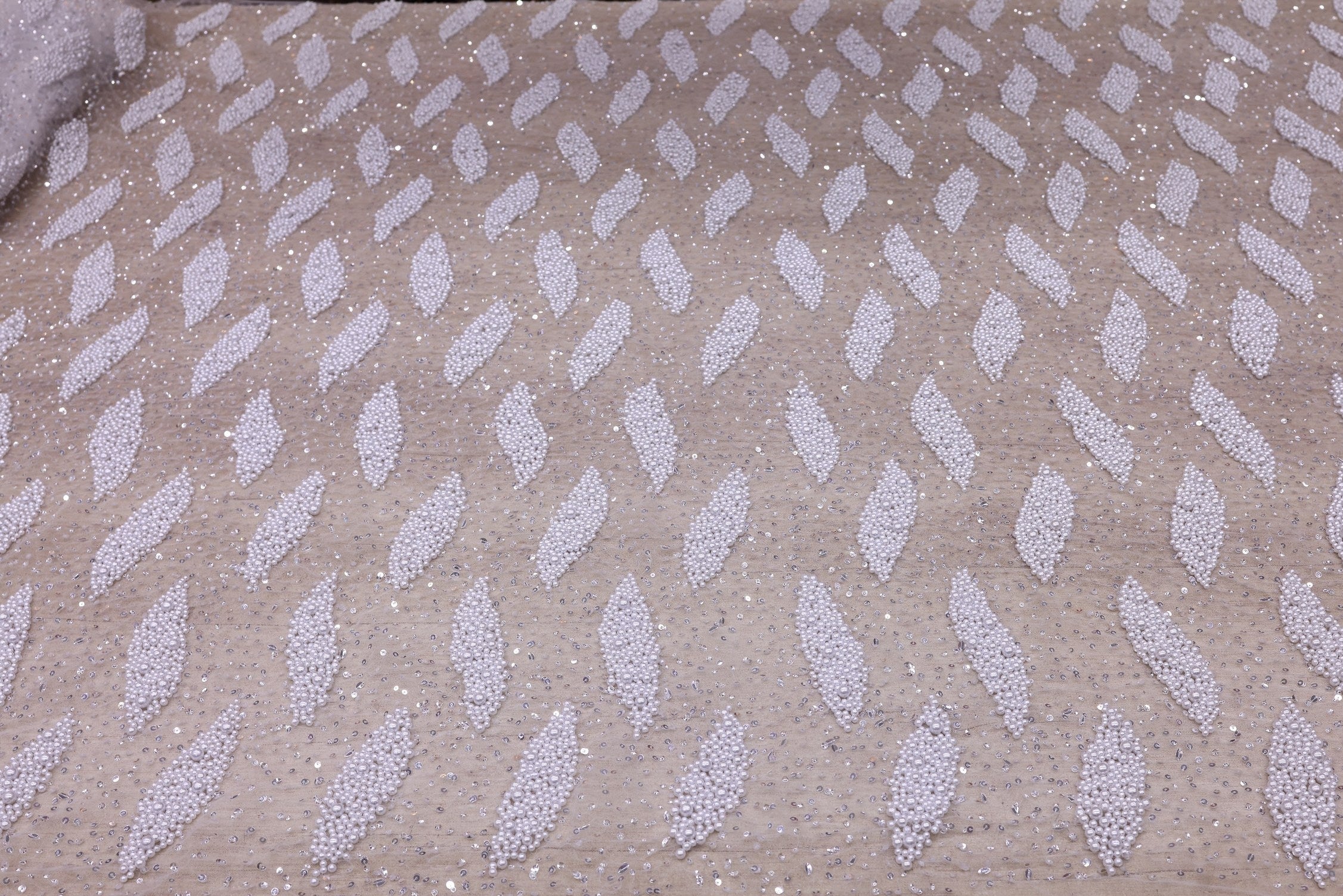 Broderie de lux tip dantela cu perle si paiete   C39 - Alb