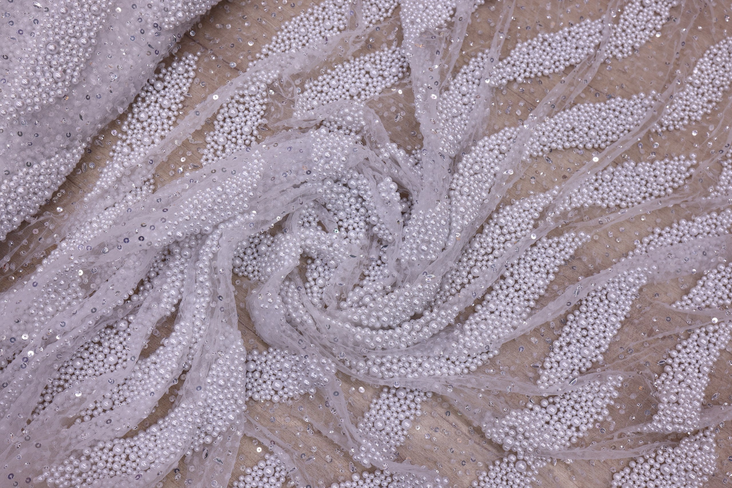 Broderie de lux tip dantela cu perle si paiete   C39 - Alb