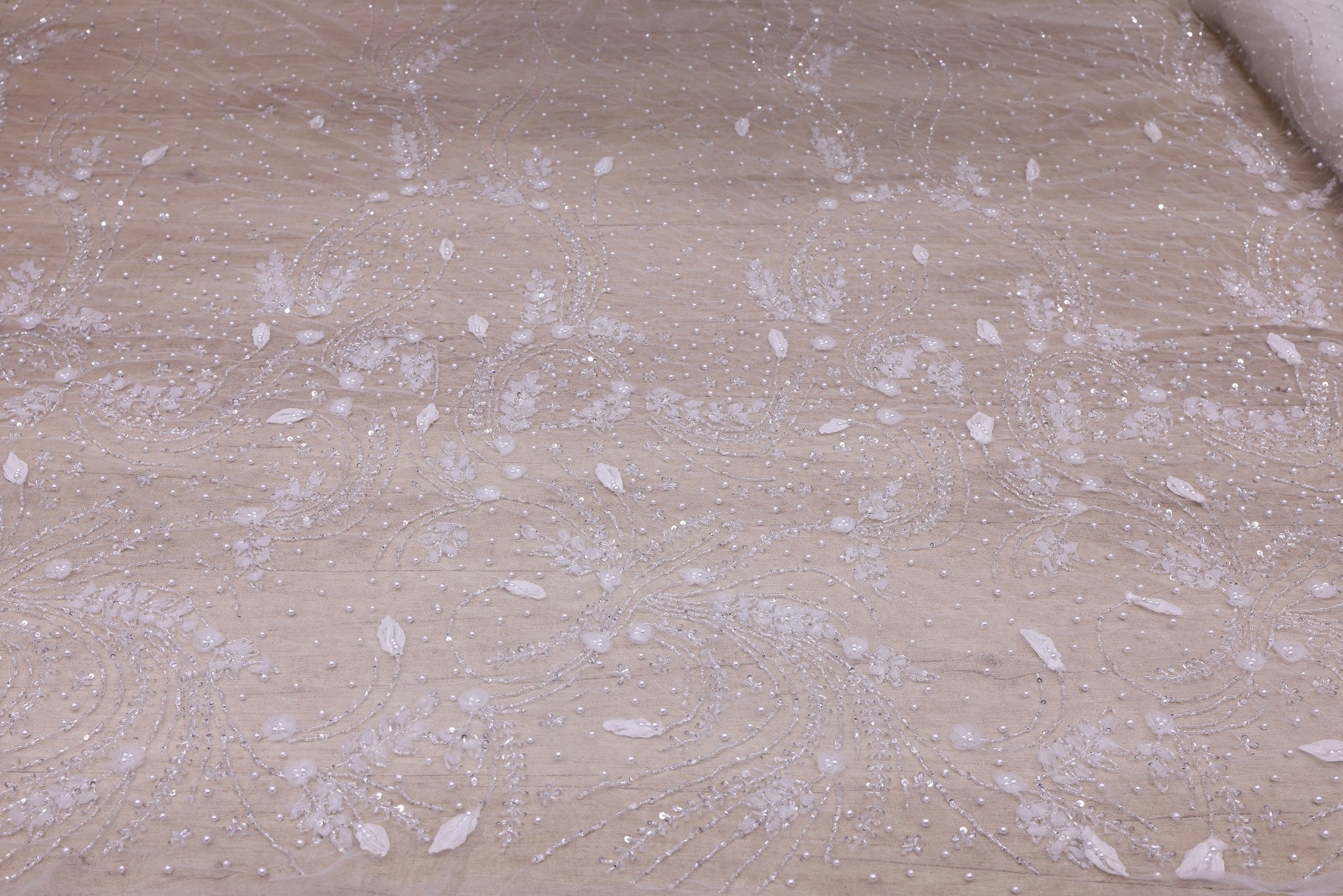 Broderie de lux tip dantela cu flori 3D, perle, maregele si paiete   C40 - Alb