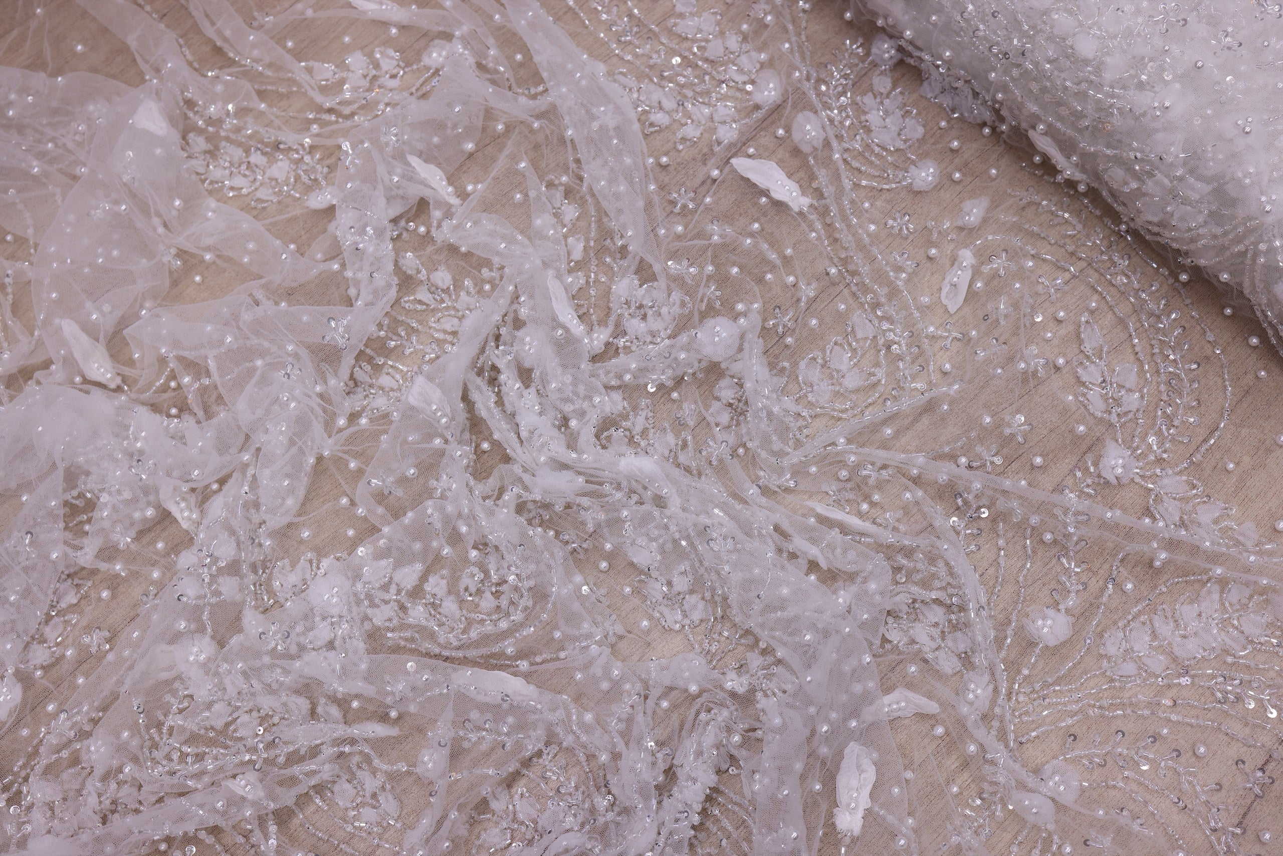 Broderie de lux tip dantela cu flori 3D, perle, maregele si paiete   C40 - Alb