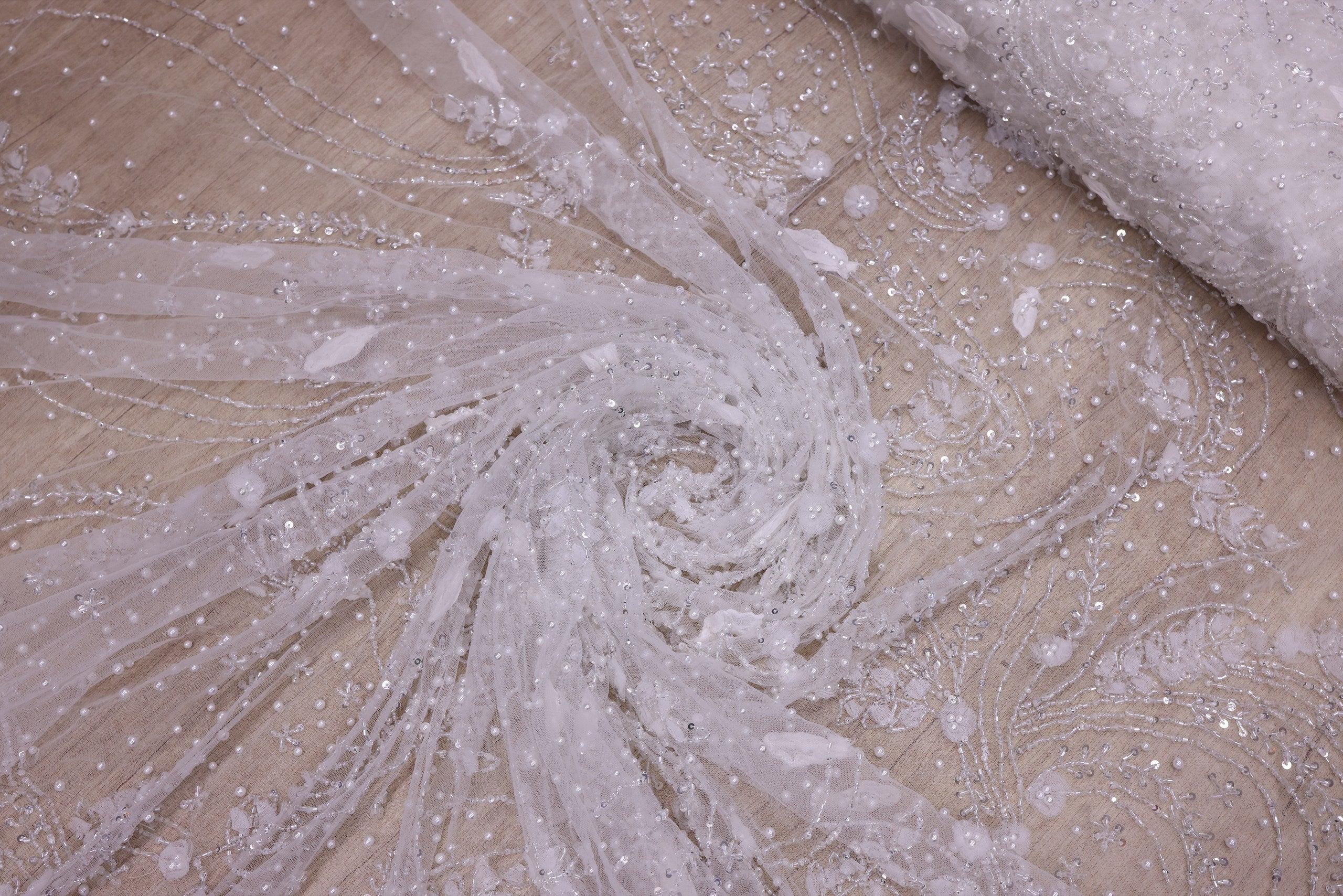 Broderie de lux tip dantela cu flori 3D, perle, maregele si paiete   C40 - Alb