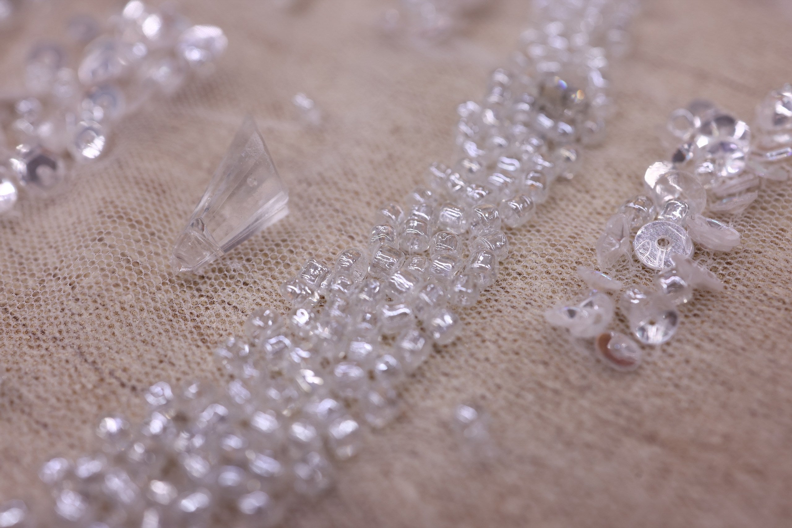 Broderie de lux tip dantela cu pene, margele si paiete C41 - Alb