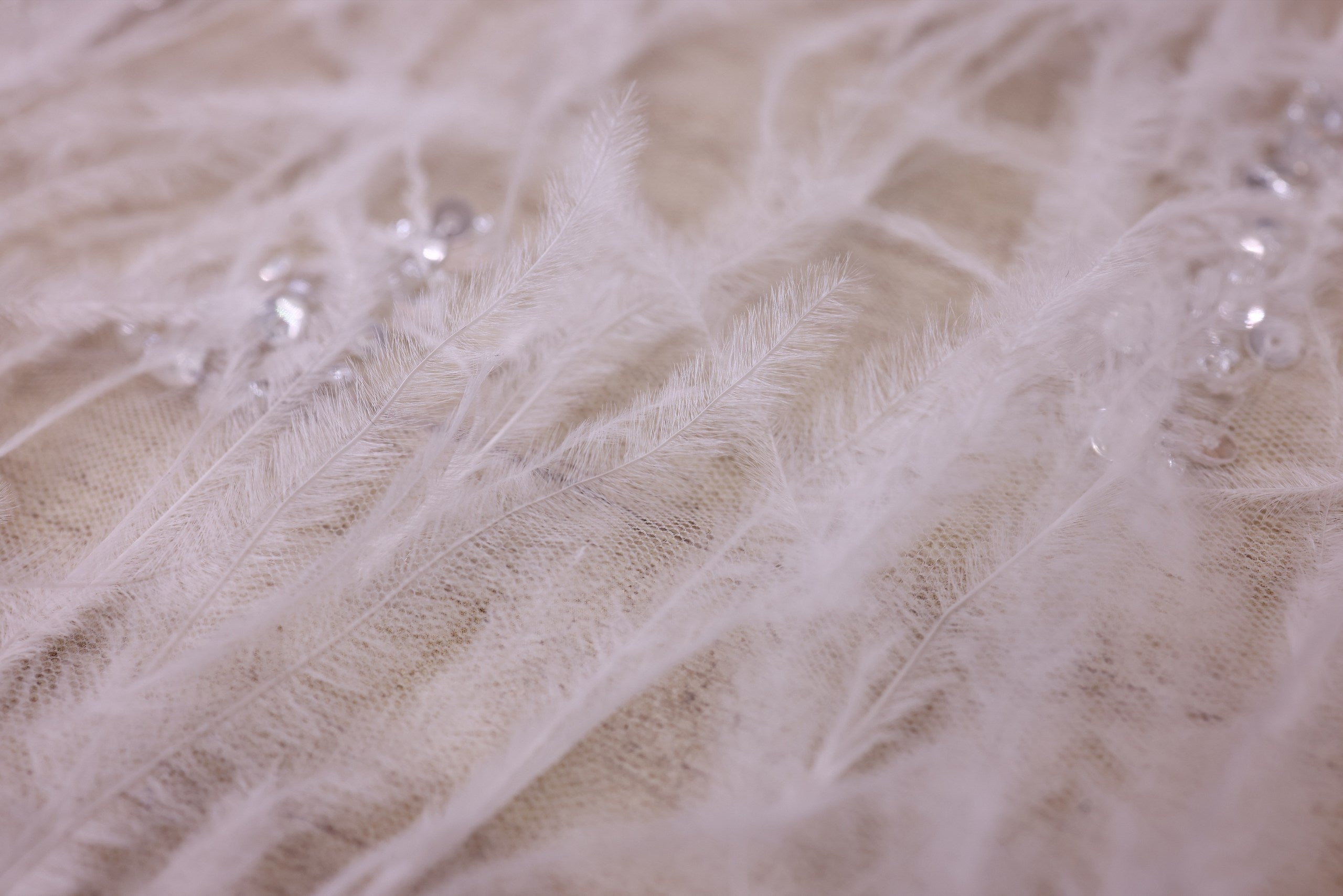 Broderie de lux tip dantela cu pene, margele si paiete C41 - Alb