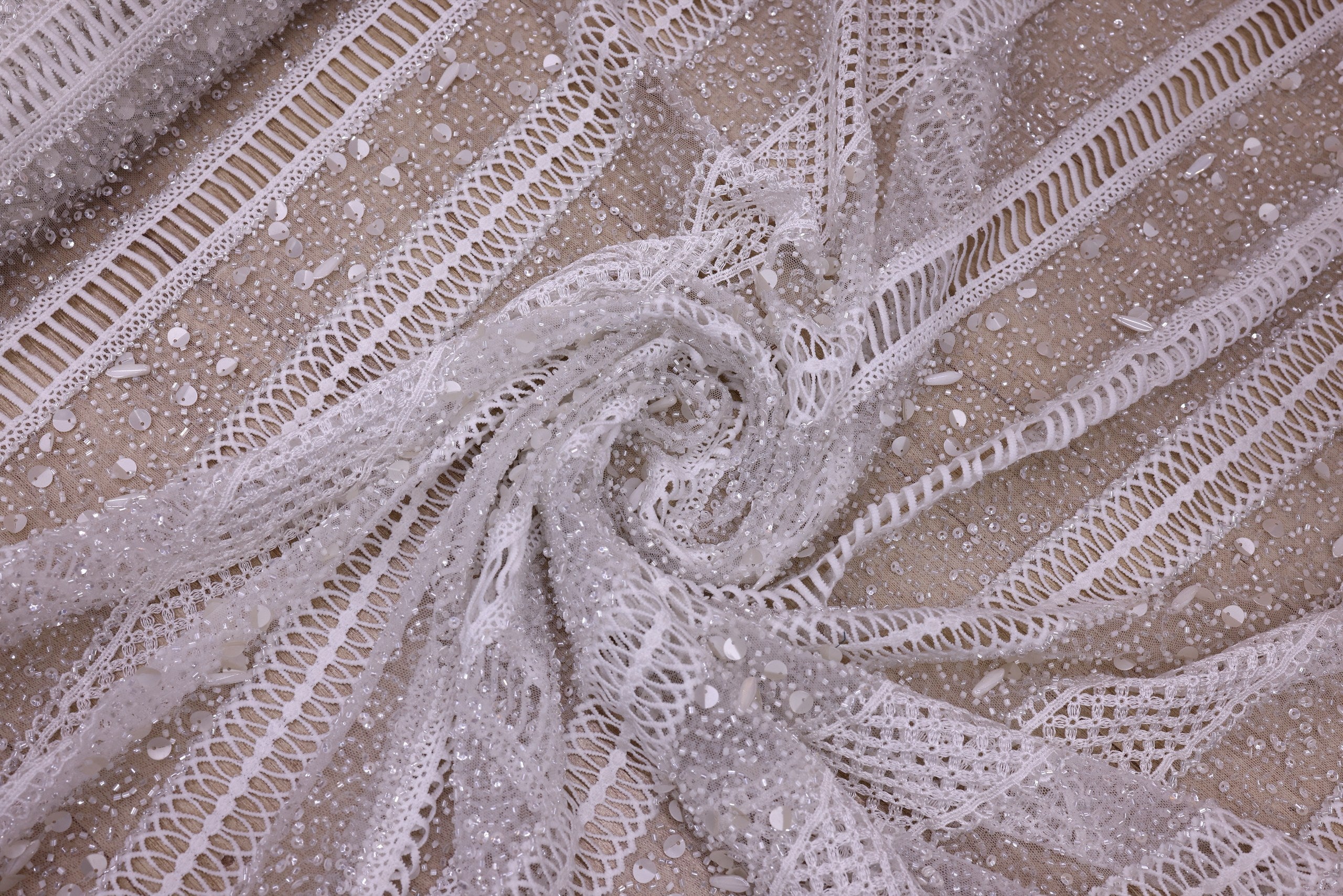 Broderie de lux tip dantela cu margele si paiete   C42 - Alb