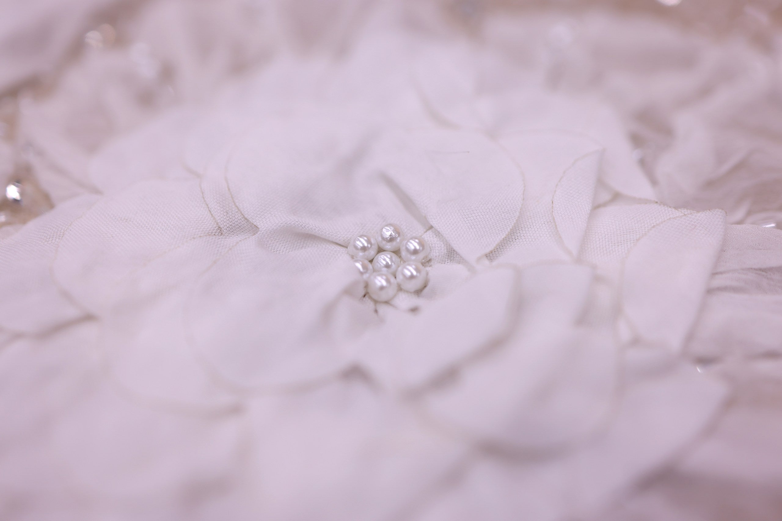 Broderie de lux tip dantela cu flori 3D, perle, paiete si margele  C44 - Alb.