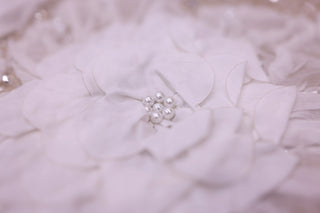 Broderie de lux tip dantela cu flori 3D, perle, paiete si margele  C44 - Alb.