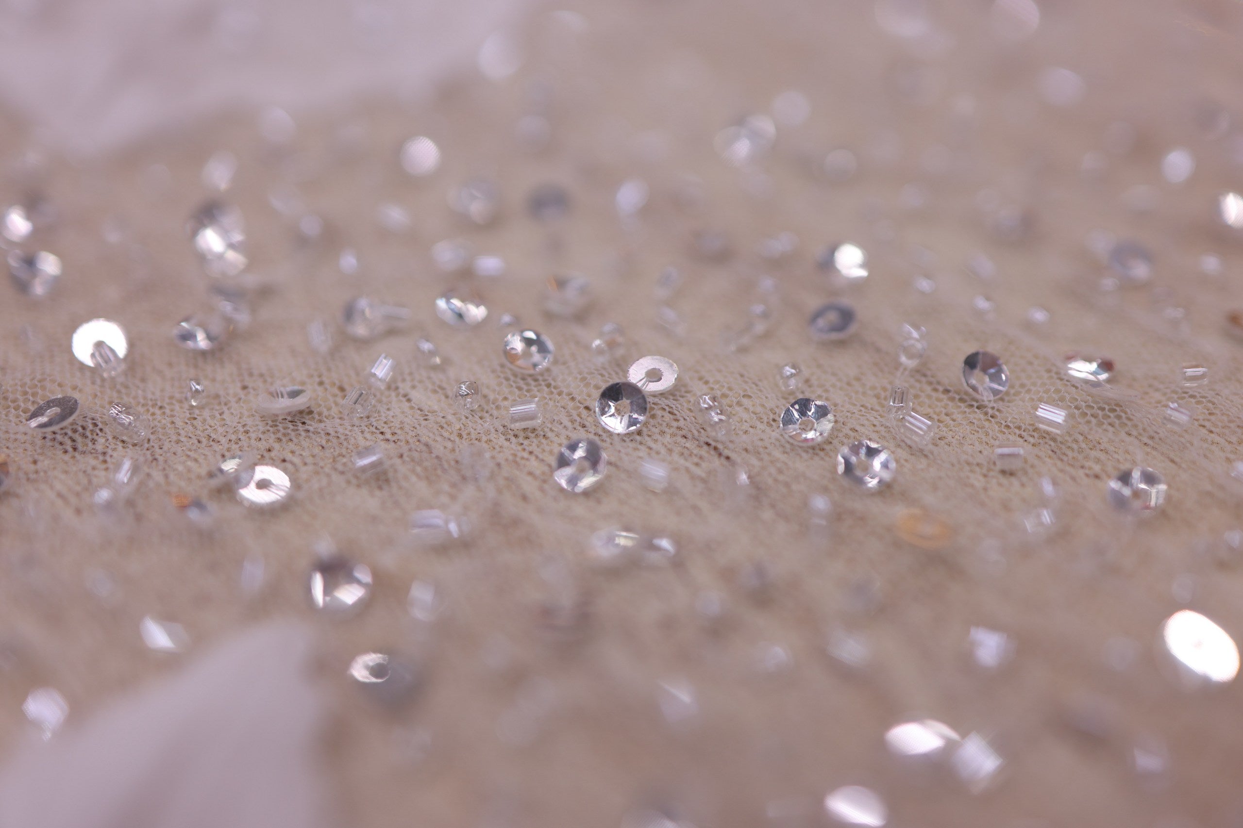 Broderie de lux tip dantela cu flori 3D, perle, paiete si margele  C44 - Alb.