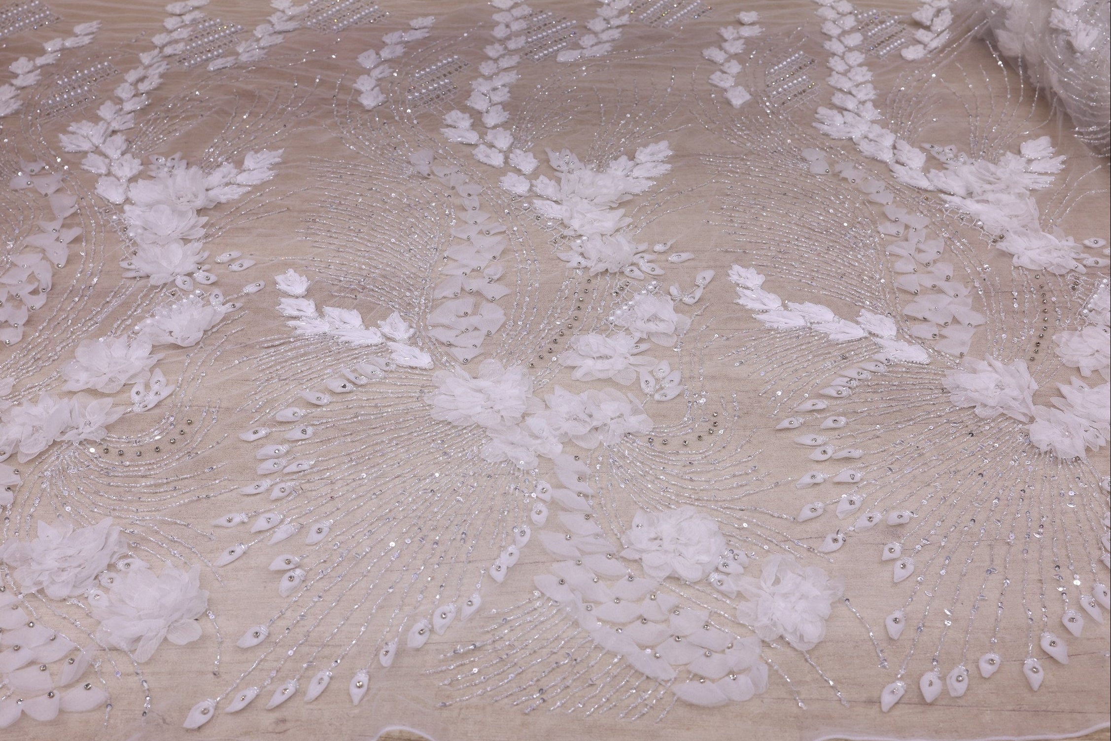 Broderie de lux tip dantela cu strasuri/pietre pretioase  C45 - Alb.