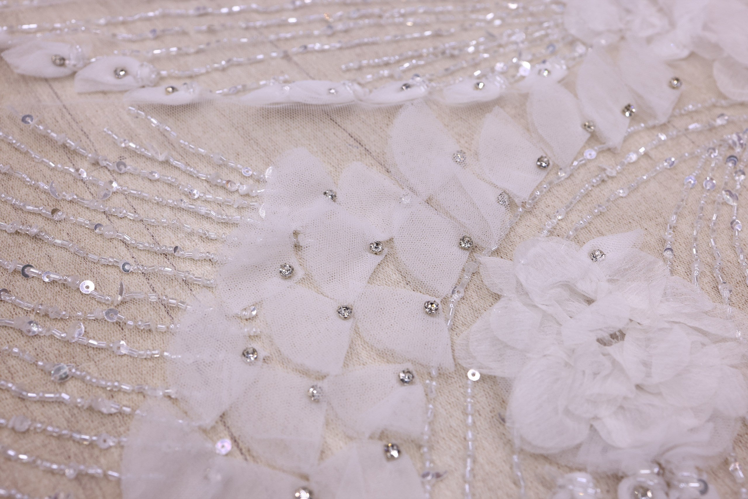 Broderie de lux tip dantela cu strasuri/pietre pretioase  C45 - Alb.