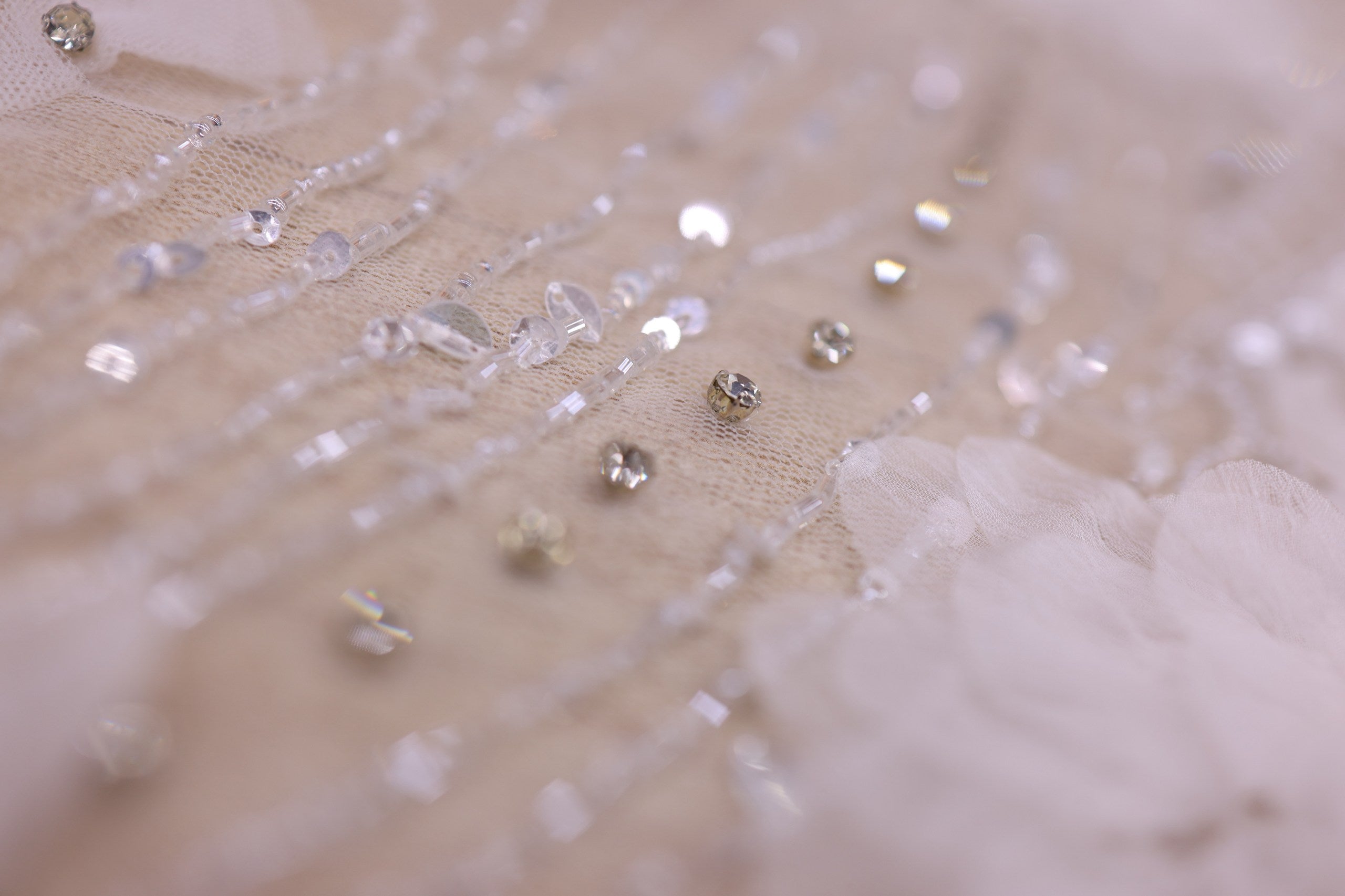 Broderie de lux tip dantela cu strasuri/pietre pretioase  C45 - Alb.