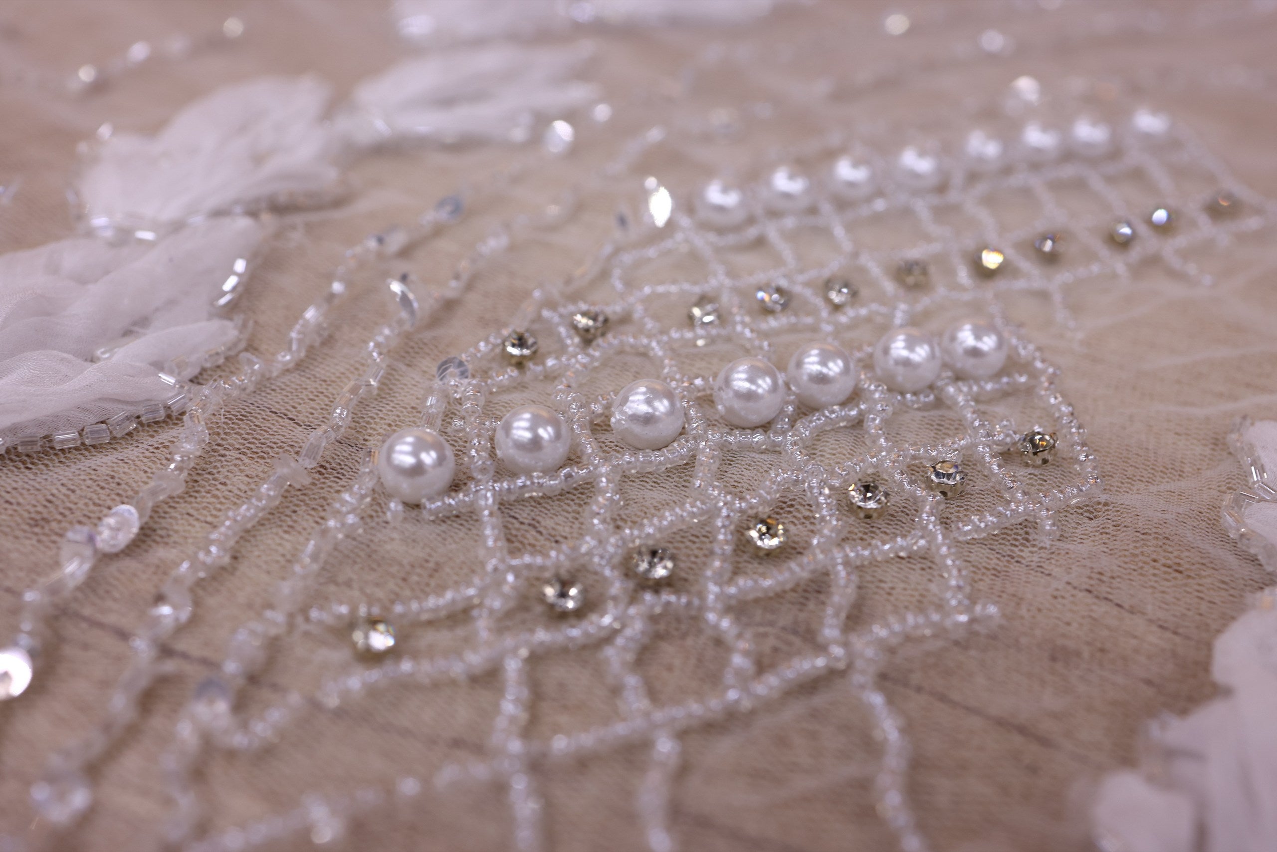Broderie de lux tip dantela cu strasuri/pietre pretioase  C45 - Alb.