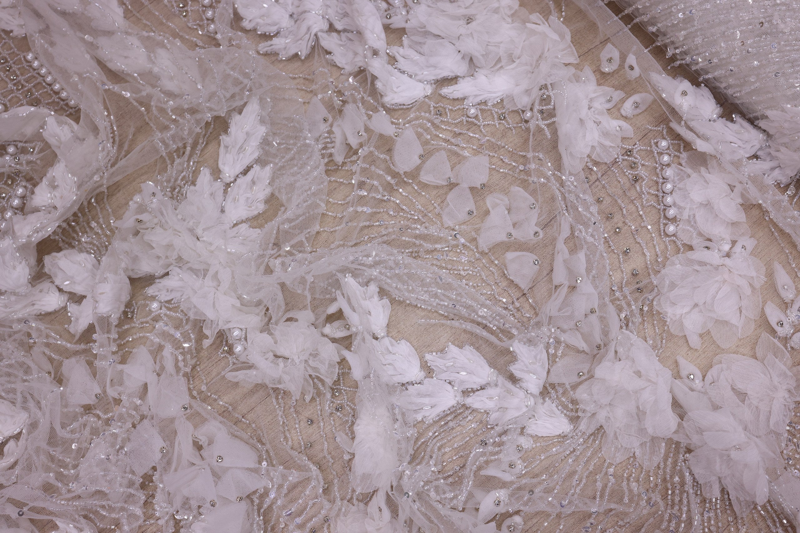 Broderie de lux tip dantela cu strasuri/pietre pretioase  C45 - Alb.