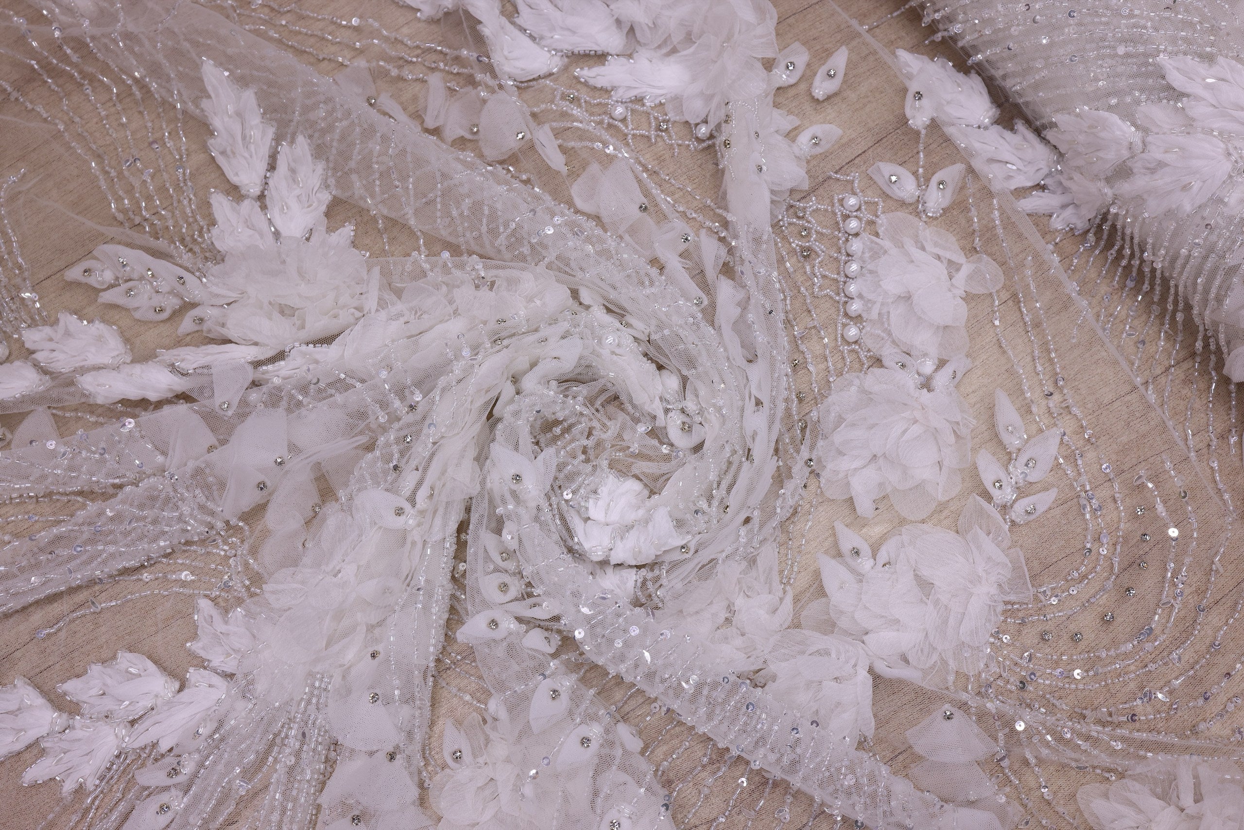 Broderie de lux tip dantela cu strasuri/pietre pretioase  C45 - Alb.