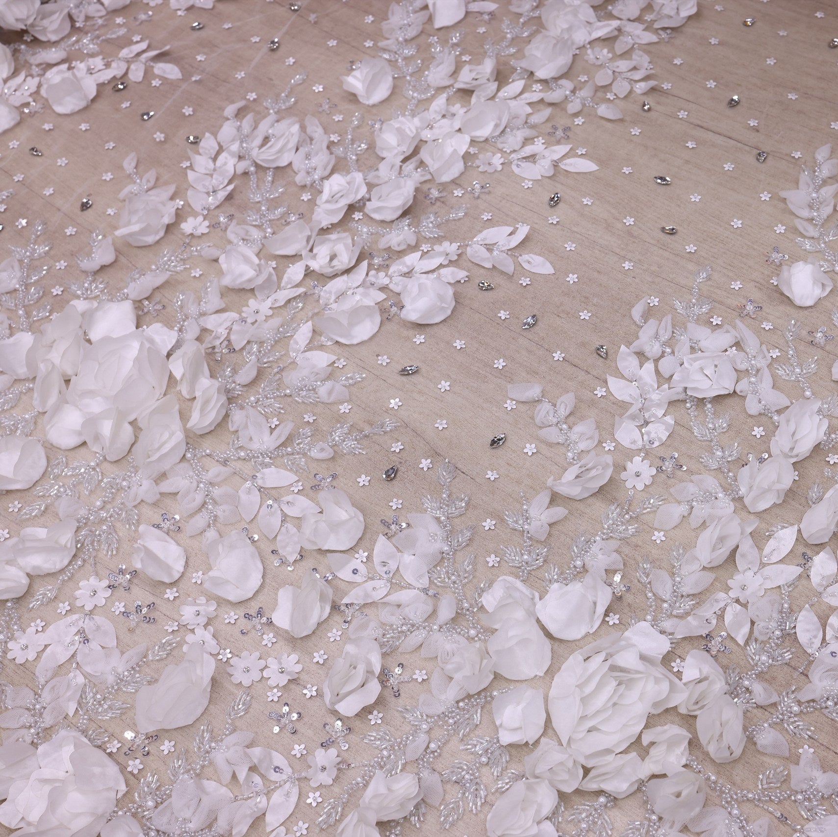 Broderie de lux tip dantela cu strasuri/pietre pretioase  C46 - Alb.