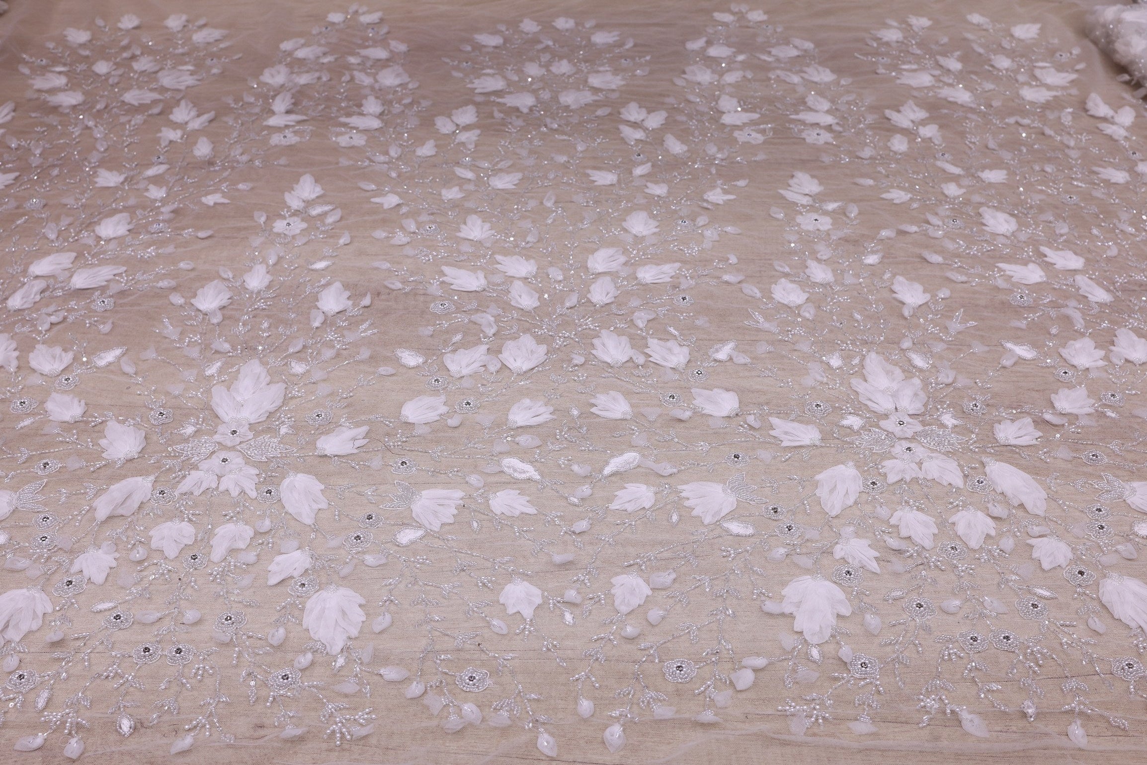Broderie de lux tip dantela cu strasuri/pietre pretioase  C47 - Alb.