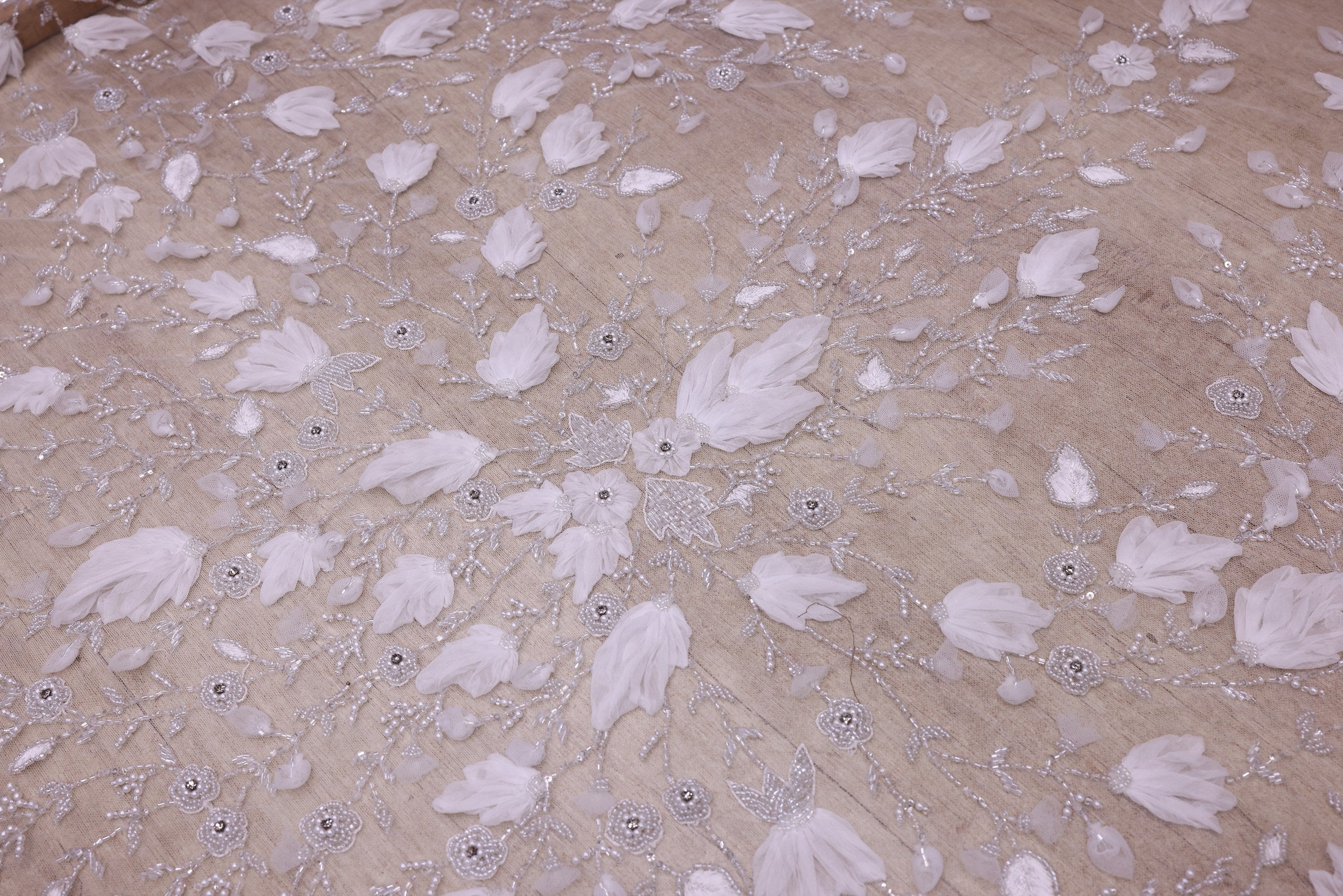 Broderie de lux tip dantela cu flori 3D, pietre pretioase, perle si margele  C47 - Alb.