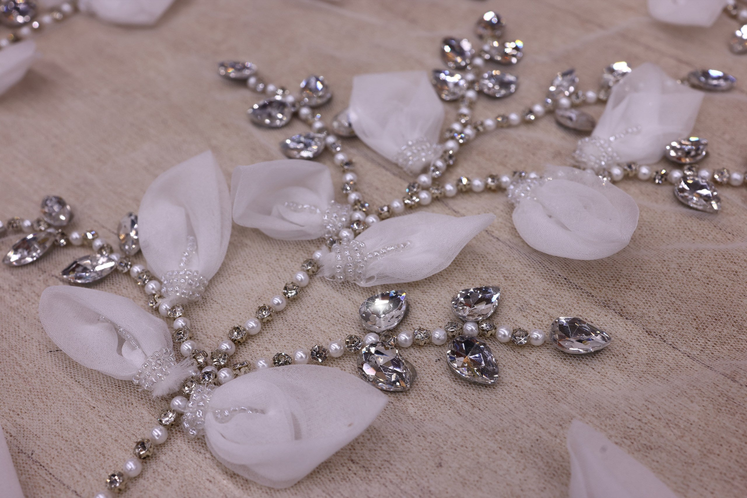 Broderie de lux tip dantela pietre pretioase, perle si design floral  C48 - Alb.