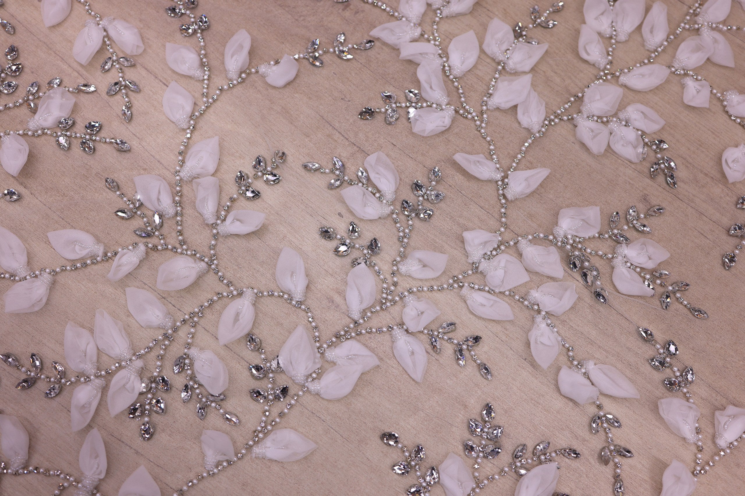 Broderie de lux tip dantela pietre pretioase, perle si design floral  C48 - Alb.