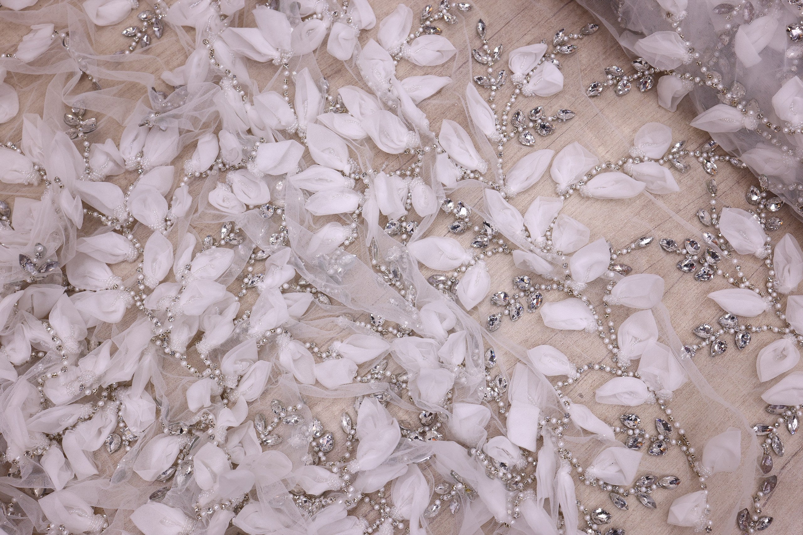 Broderie de lux tip dantela pietre pretioase, perle si design floral  C48 - Alb.