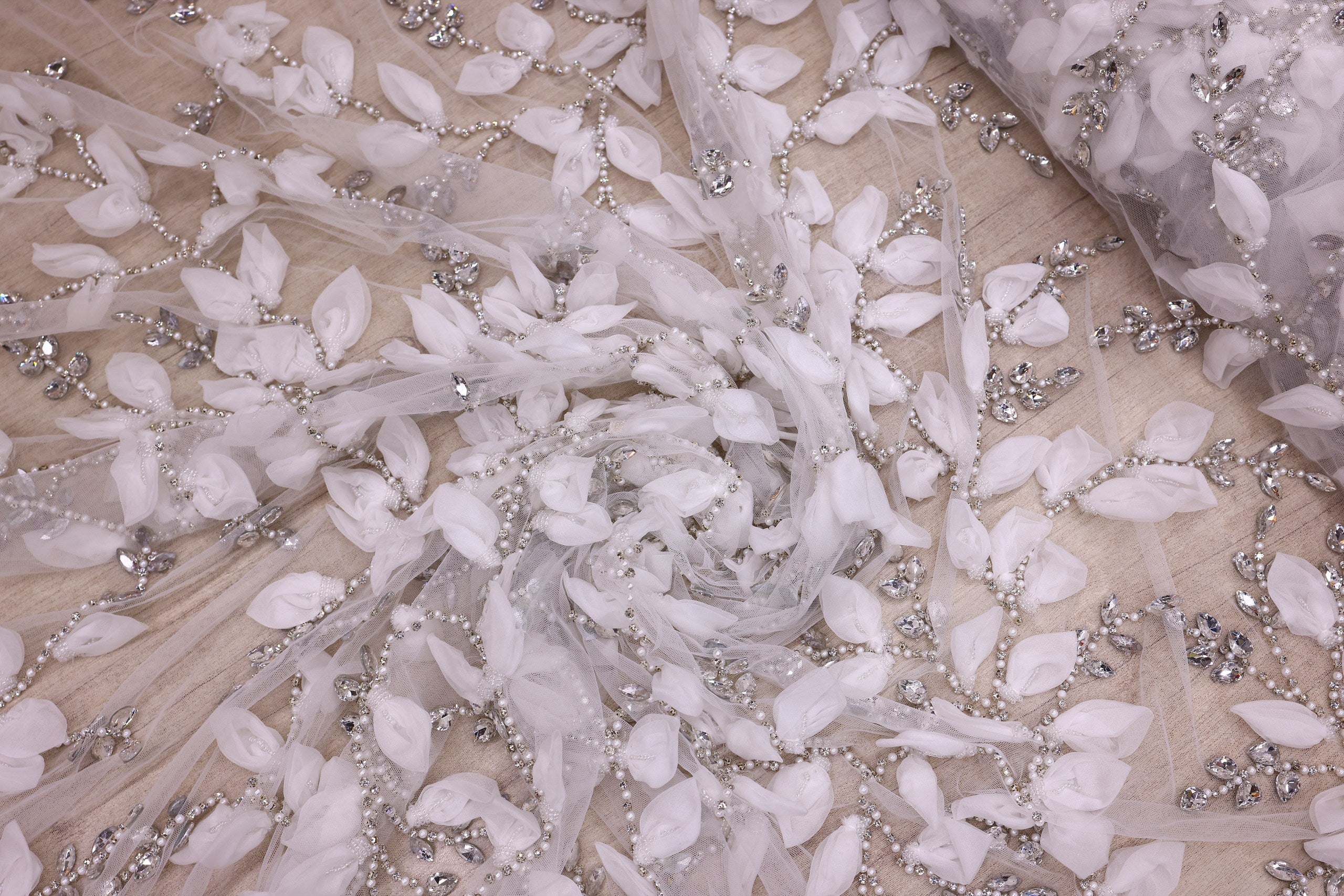 Broderie de lux tip dantela pietre pretioase, perle si design floral  C48 - Alb.