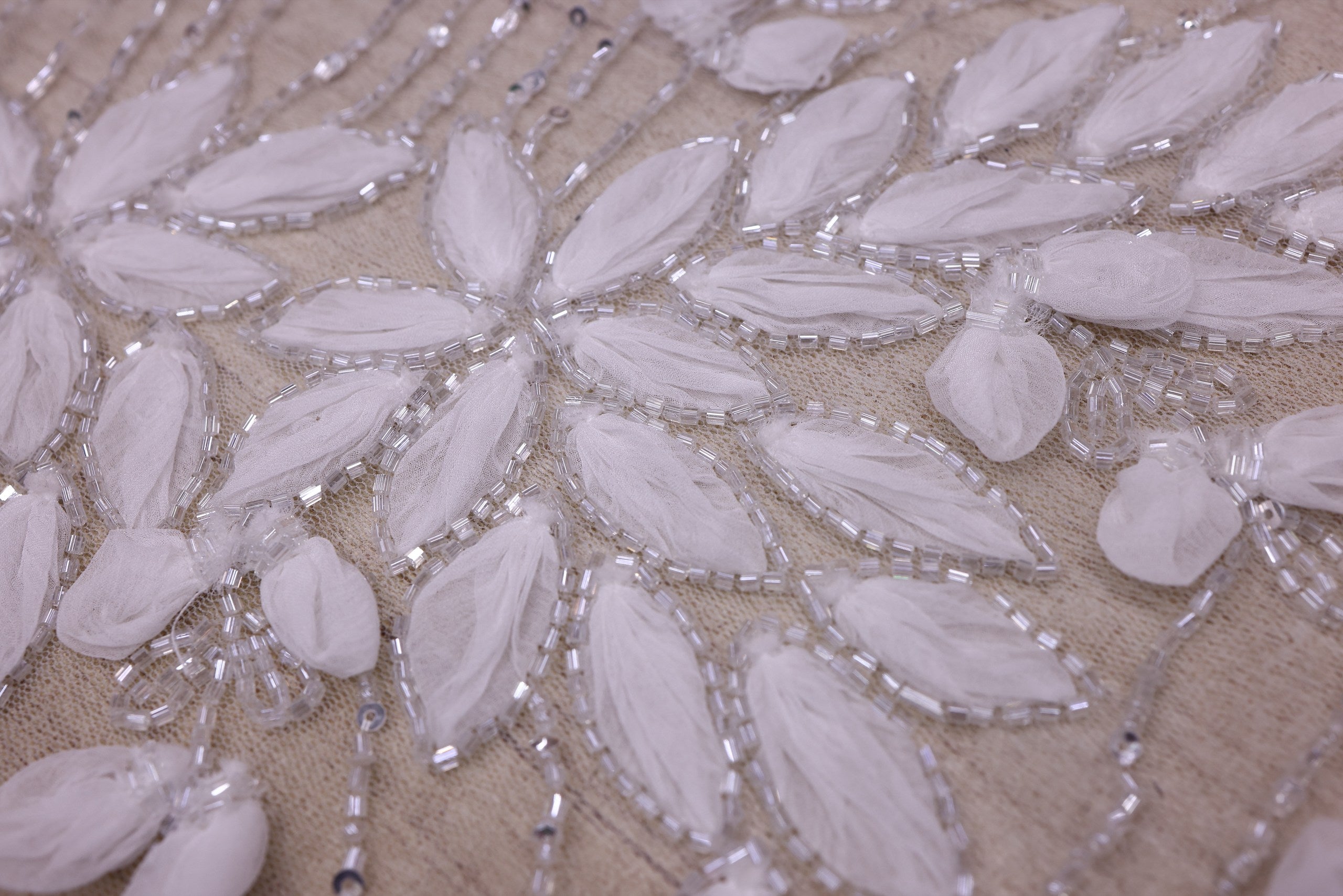 Broderie de lux tip dantela cu flori 3D, margele si paiete C49 - Alb.