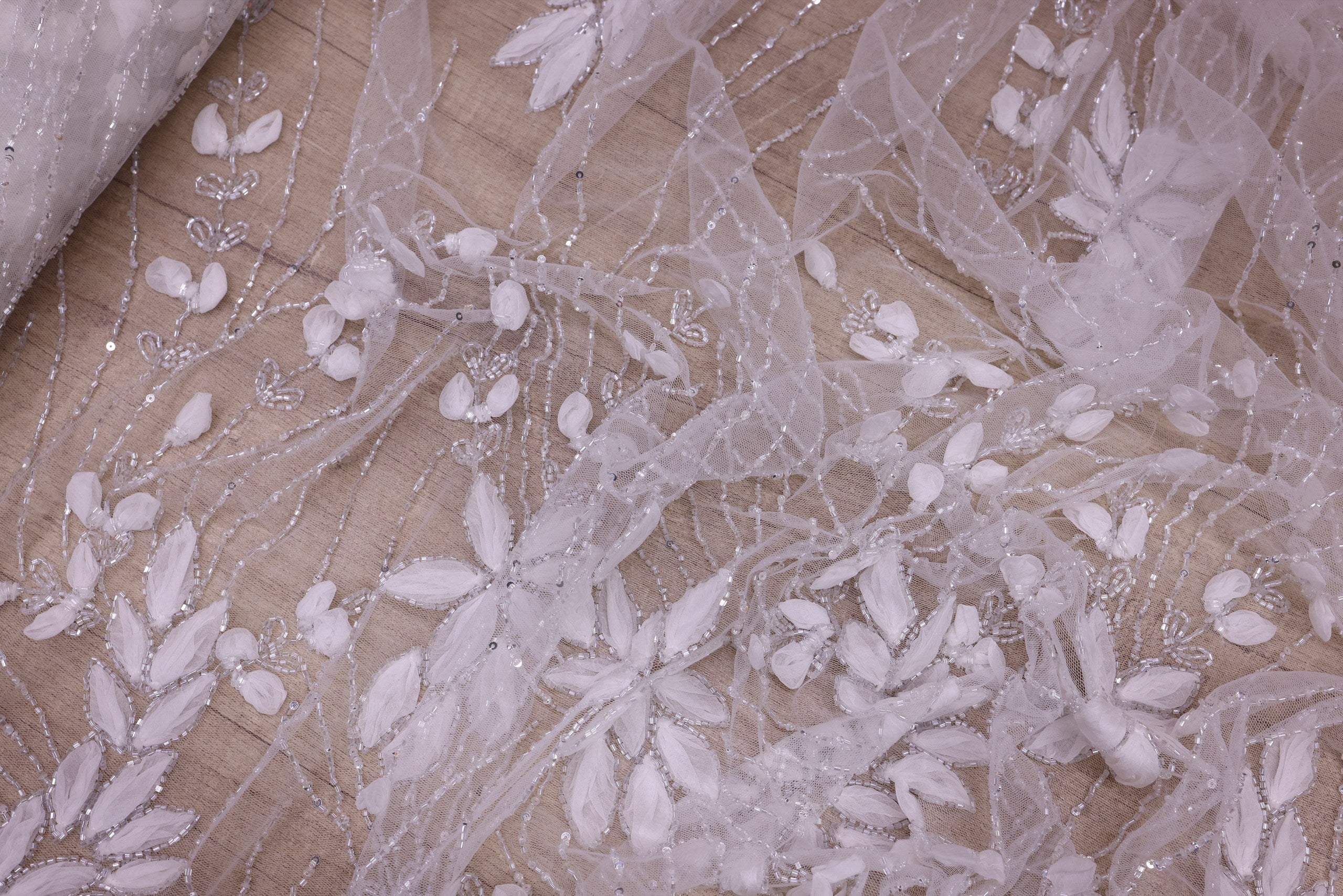 Broderie de lux tip dantela cu flori 3D, margele si paiete C49 - Alb.
