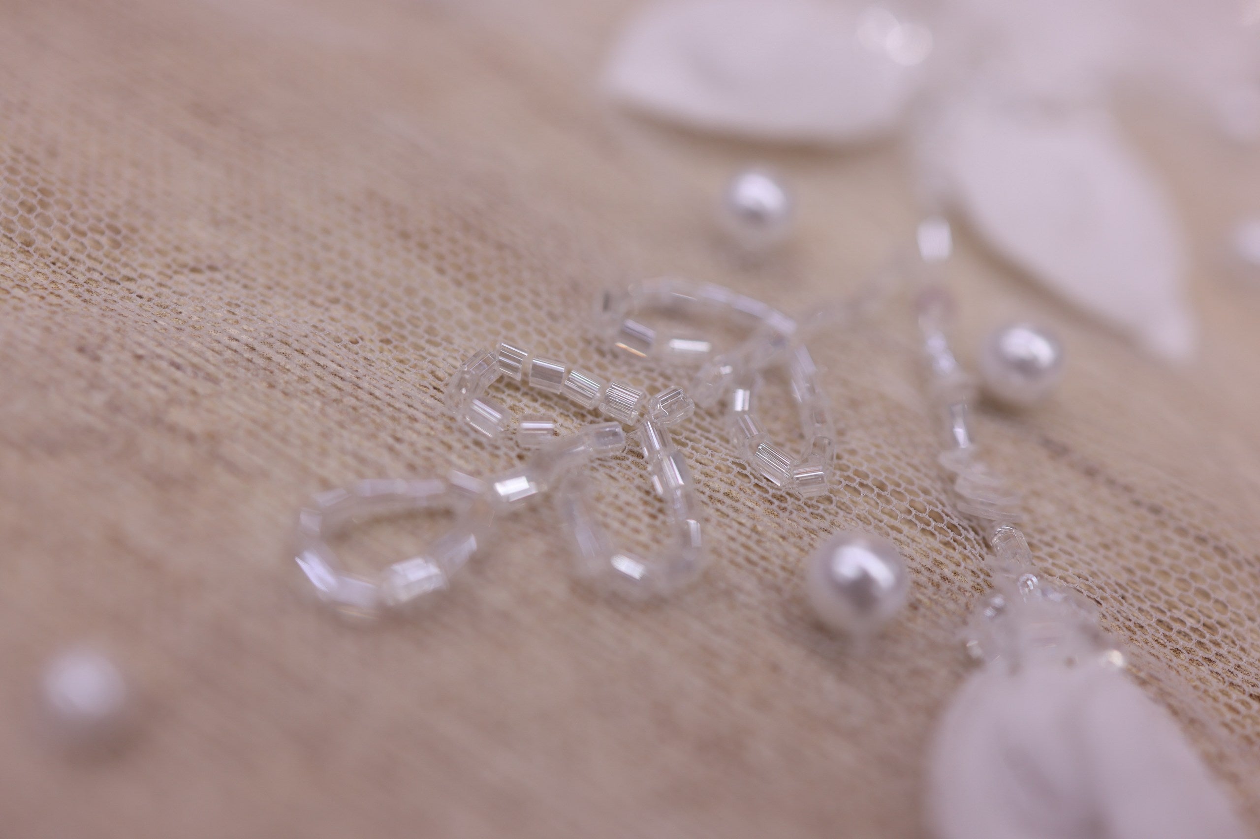 Broderie de lux tip dantela cu flori 3D, cristale si perle  cusute manual   C52 - Alb.
