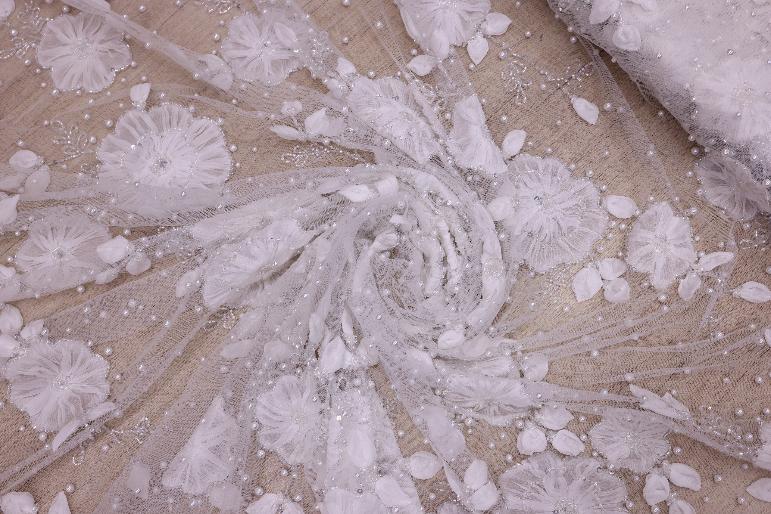 Broderie de lux tip dantela cu flori 3D, cristale si perle  cusute manual   C52 - Alb.