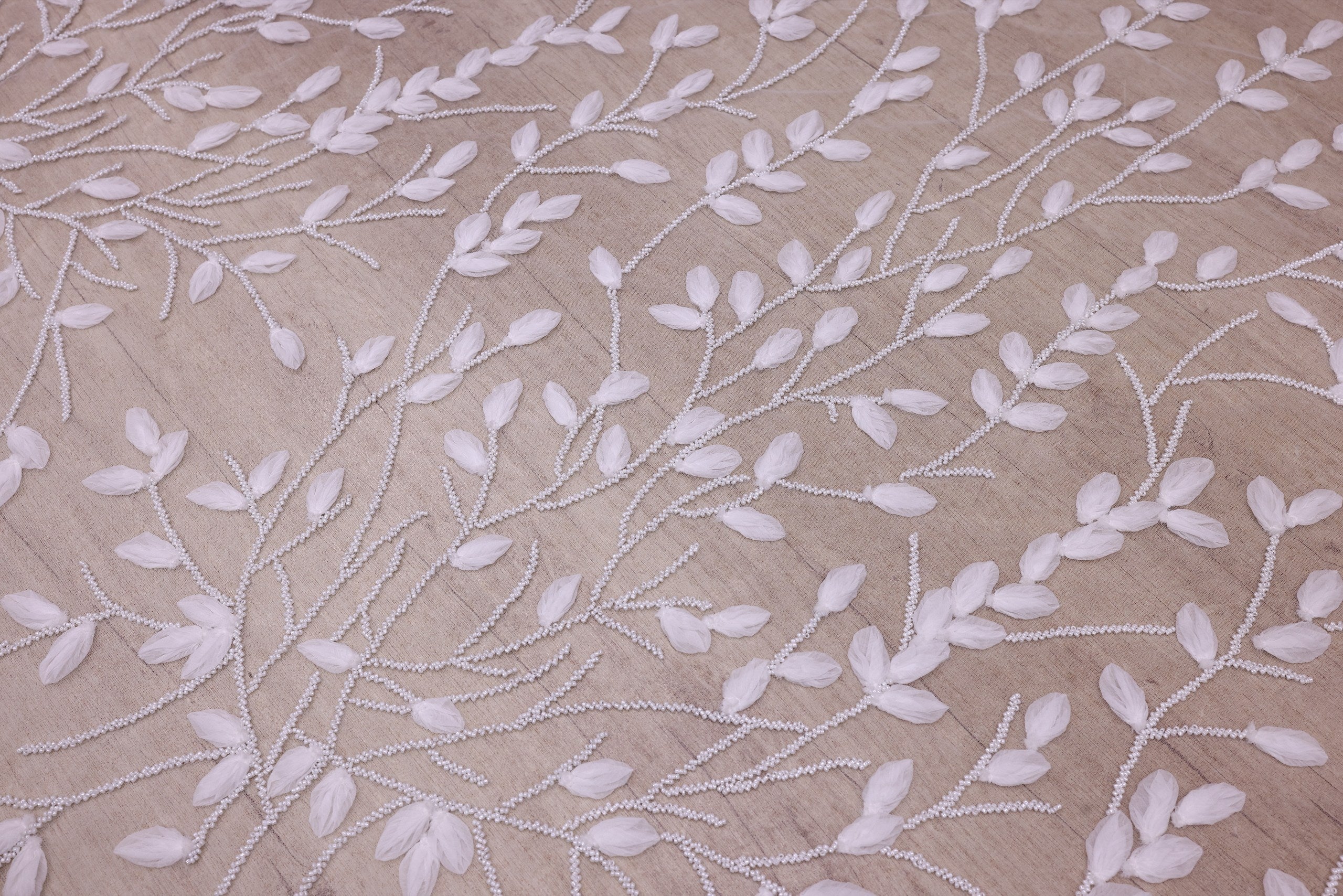 Broderie de lux tip dantela cu aplicatii 3D si perle cusute manual C53 - Alb.