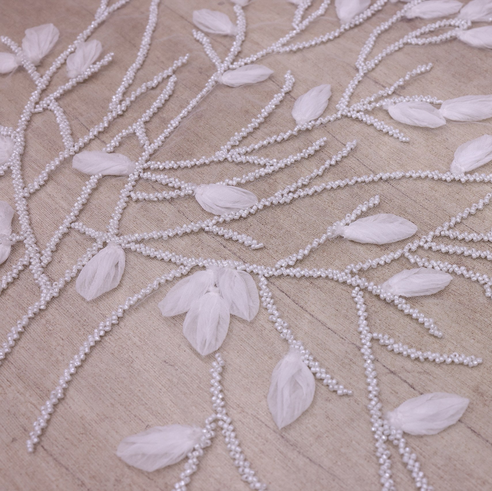 Broderie de lux tip dantela cu strasuri/pietre pretioase  C53 - Alb.