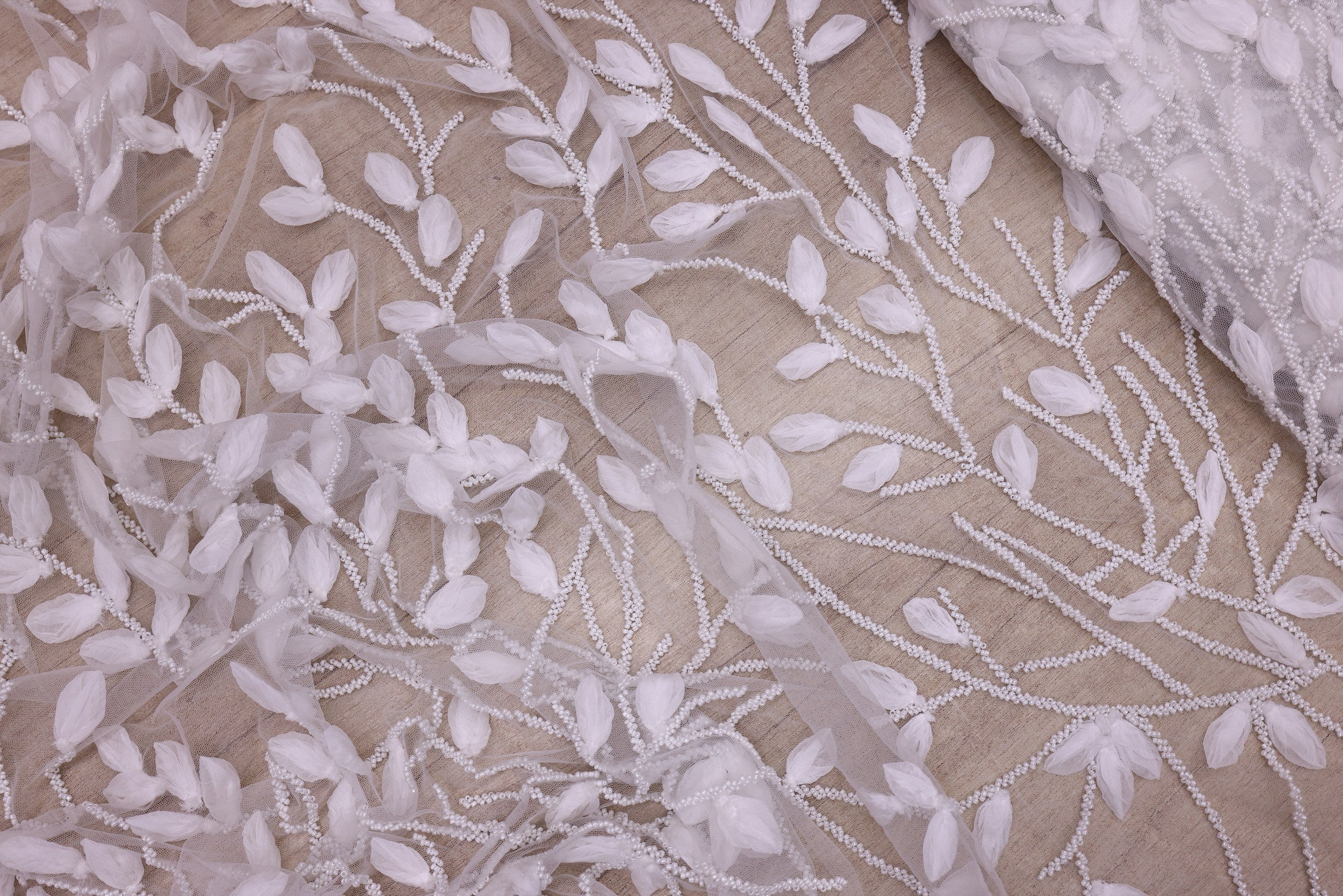 Broderie de lux tip dantela cu aplicatii 3D si perle cusute manual C53 - Alb.