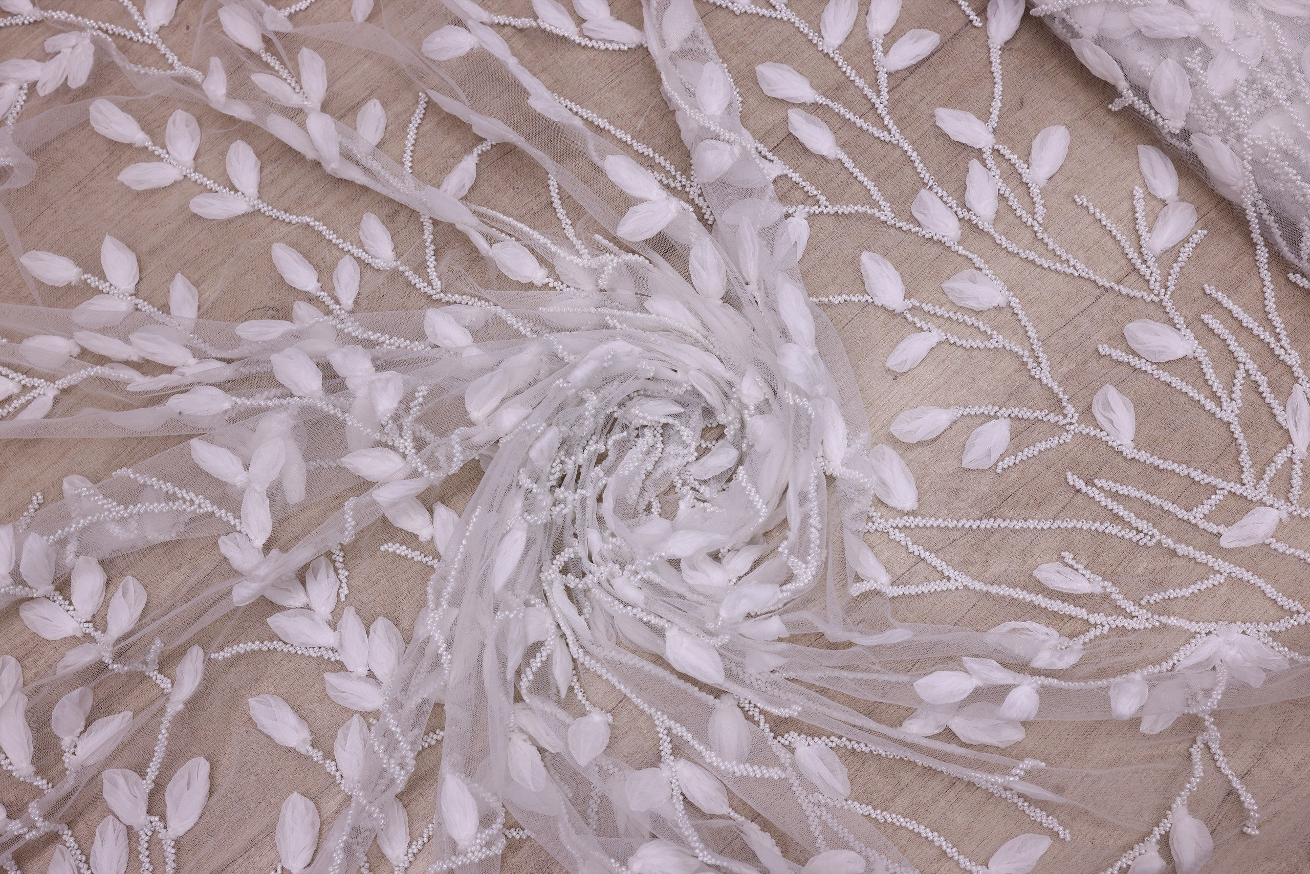 Broderie de lux tip dantela cu aplicatii 3D si perle cusute manual C53 - Alb.